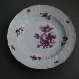 Teller Meissen - Porzellan, gemuldete Form, "Neu Ozier"-Relief, purpurrote Blumenmalerei, brauner R