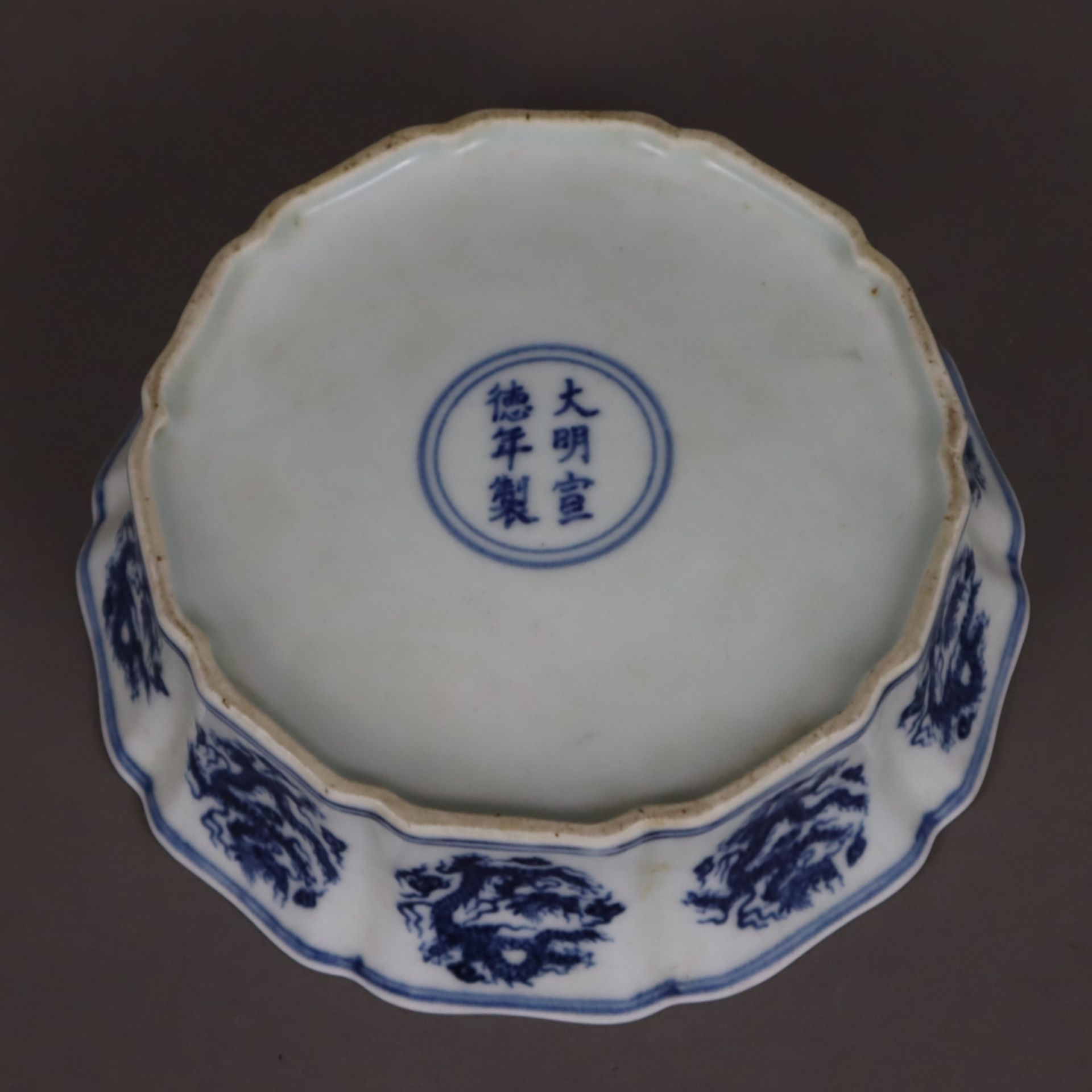 Blau-Weiß Drachenschale - China, Qing-Dynastie, zehnfach blütenförmig gelappte Wandung mit Rippung, - Image 7 of 8