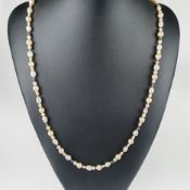 Perlenkette - unterschiedlich geformte Perlen in diversen Farbschattierungen, Kugel-Steckschließe a