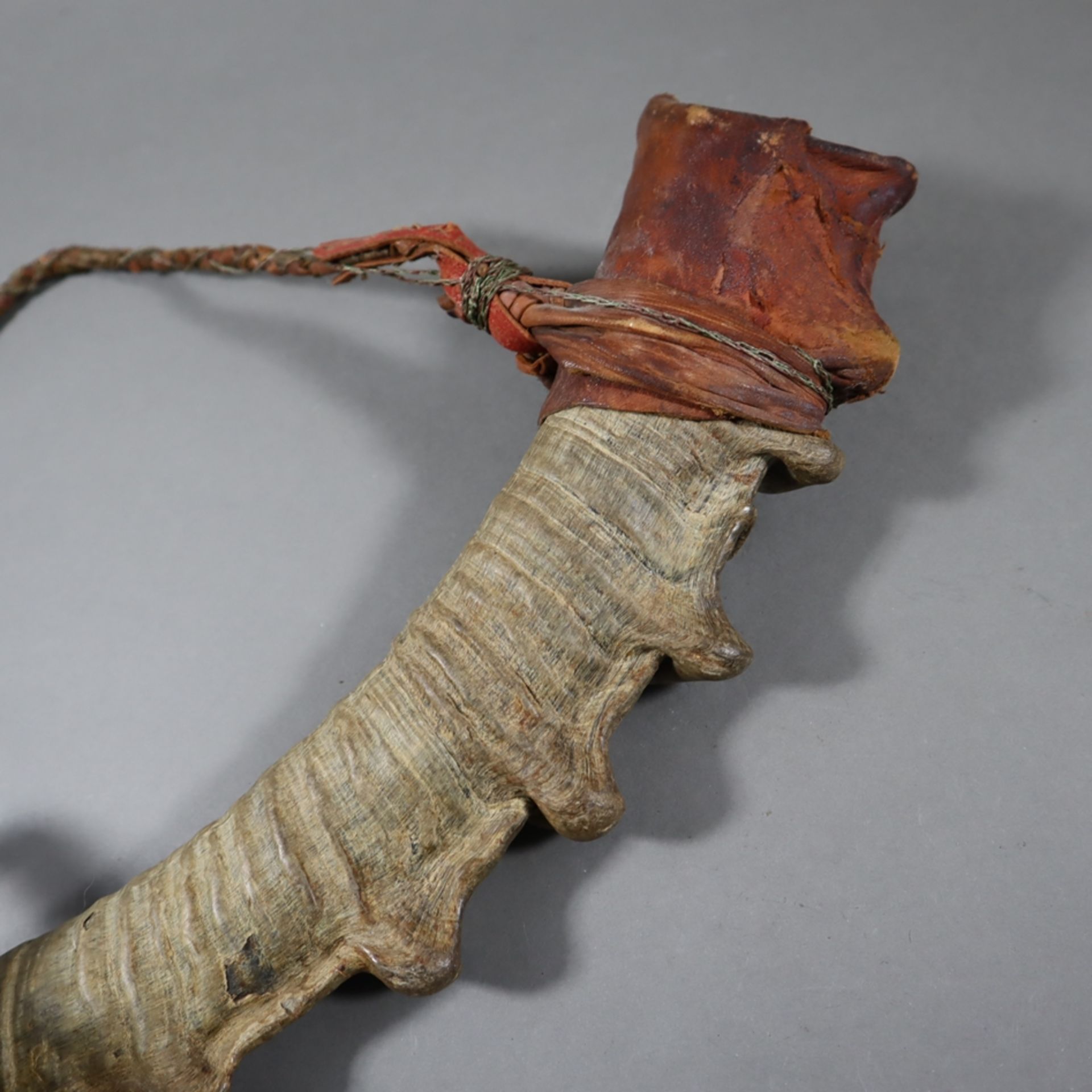 Krummdolch mit Hornscheide - afrikanisch, gekrümmte Klinge mit gravierter Ornamentik, Holzgriff lei - Image 5 of 7