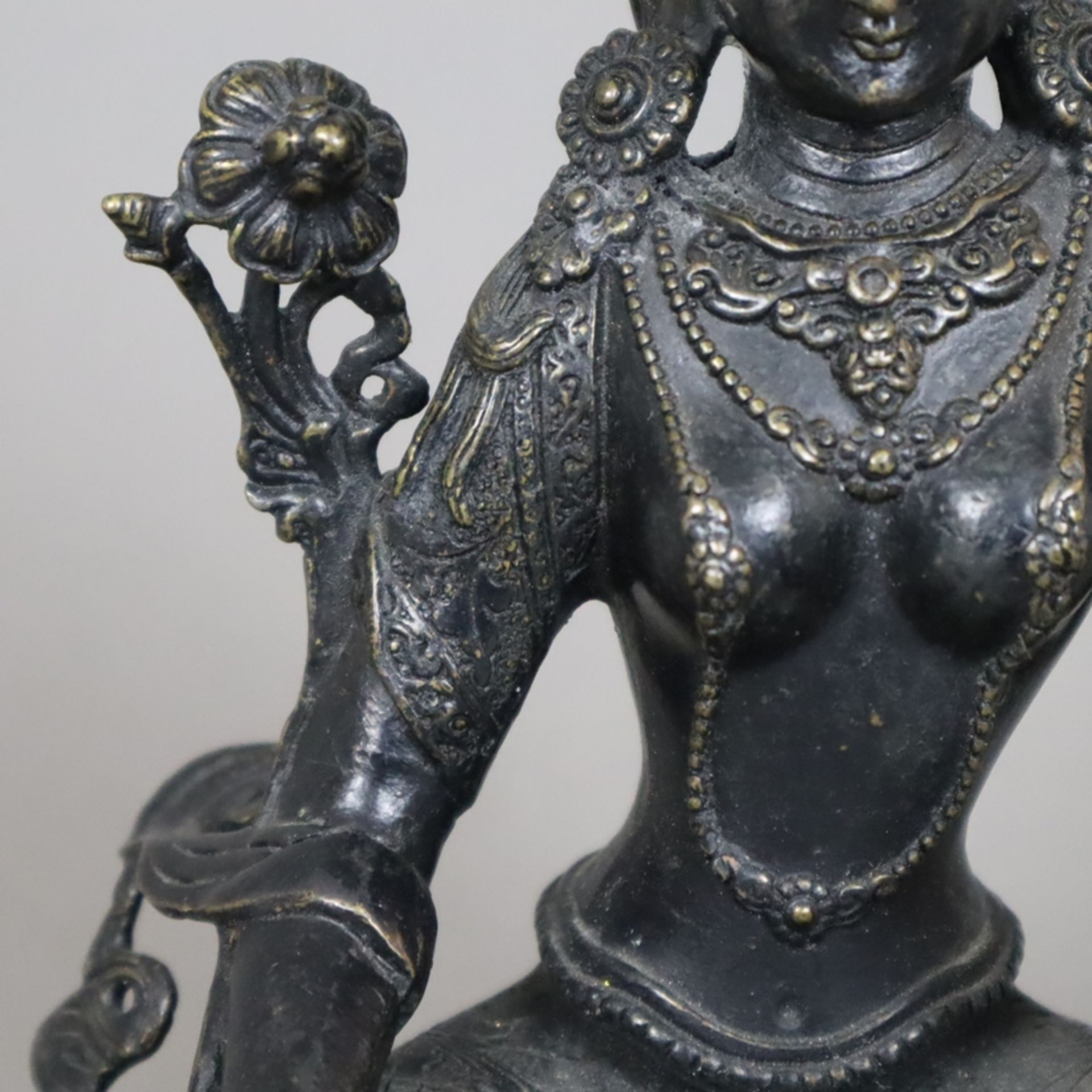 Sitatara/ weiße Tara - sinotibetisch, 20.Jh., Bronzelegierung, patiniert, der friedvolle weibliche - Image 5 of 8