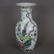 Große Balustervase - Porzellan, China, ausgehende Qing-Dynastie, Ende 19.Jh., auf der leicht gebauc
