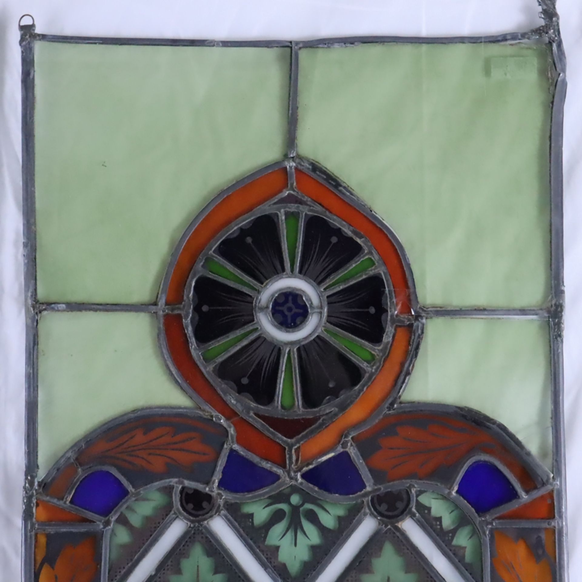 Paar Bleiglas-Fenster - 19.Jh./um 1900, zwei hochrechteckige Paneele mit farbigem Ornamentdekor, Al - Image 2 of 10