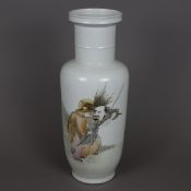 Rouleau-Vase - China, figürliche Bemalung in polychromen Emailfarben, rückseitige Beschriftung in c