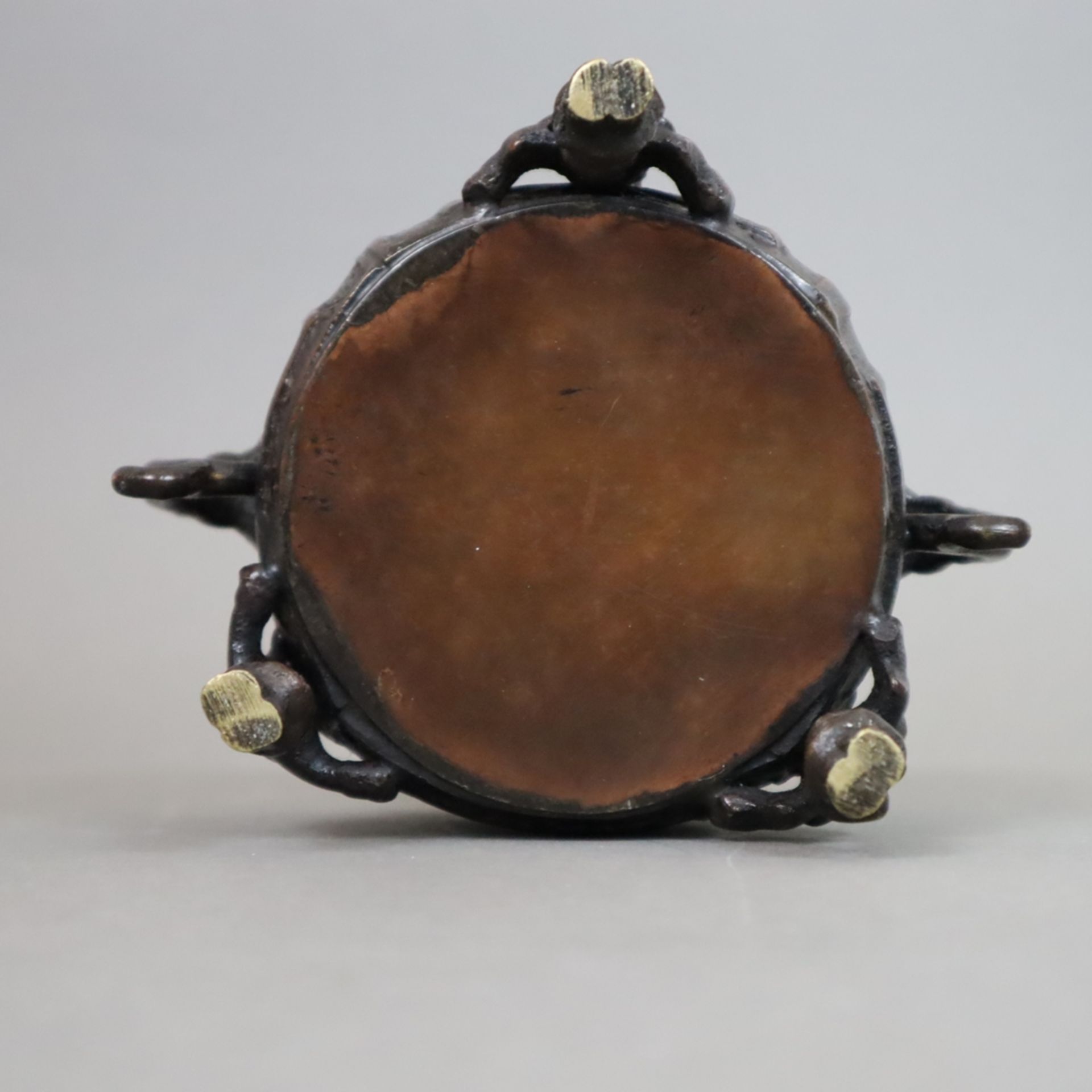 Kleines Räuchergefäß - China, Bronzelegierung/Kupfer, von drei Knaben getragener bauchiger Korpus m - Image 7 of 7