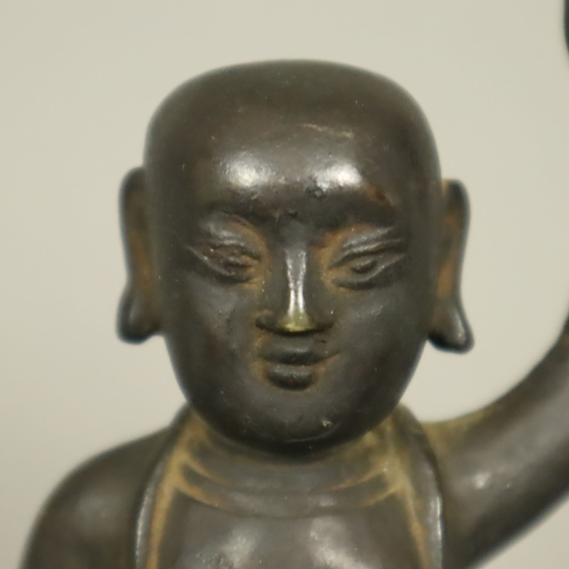 Buddha Shakyamuni als Kind / Baby Buddha - China, Qing-Dynastie, Kangxi-Periode nach 1700, Bronzefi - Image 3 of 11