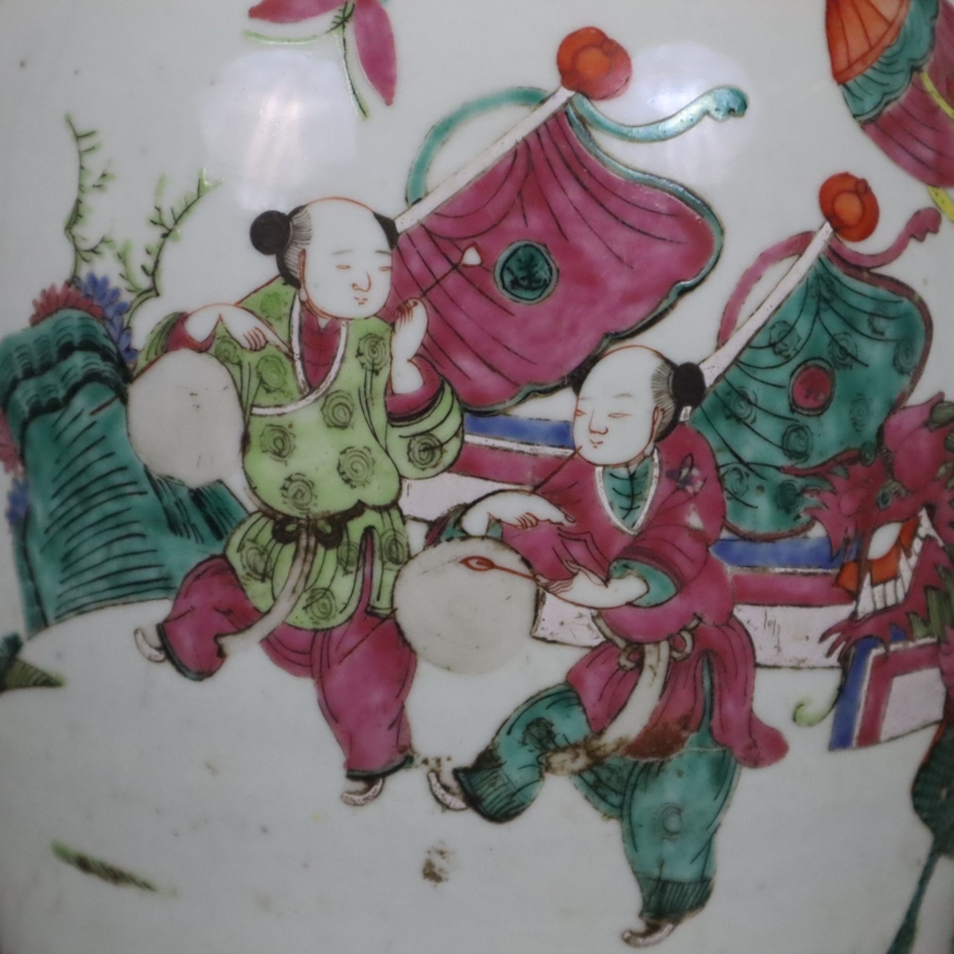 Hoher Ingwertopf mit Holzdeckel - China, späte Qing-Dynastie, Porzellan, ovoide Wandung mit gerunde - Image 8 of 12