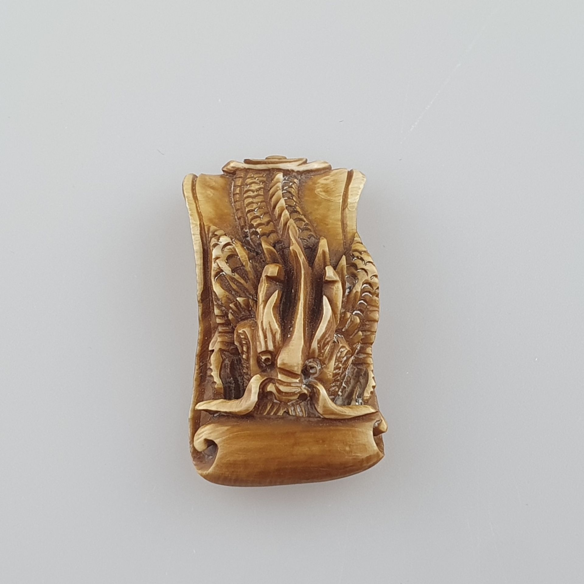 Flaches Netsuke - Elfenbein geschnitzt, graviert, Drache auf Schriftrolle, Himotoshi auf der Unters