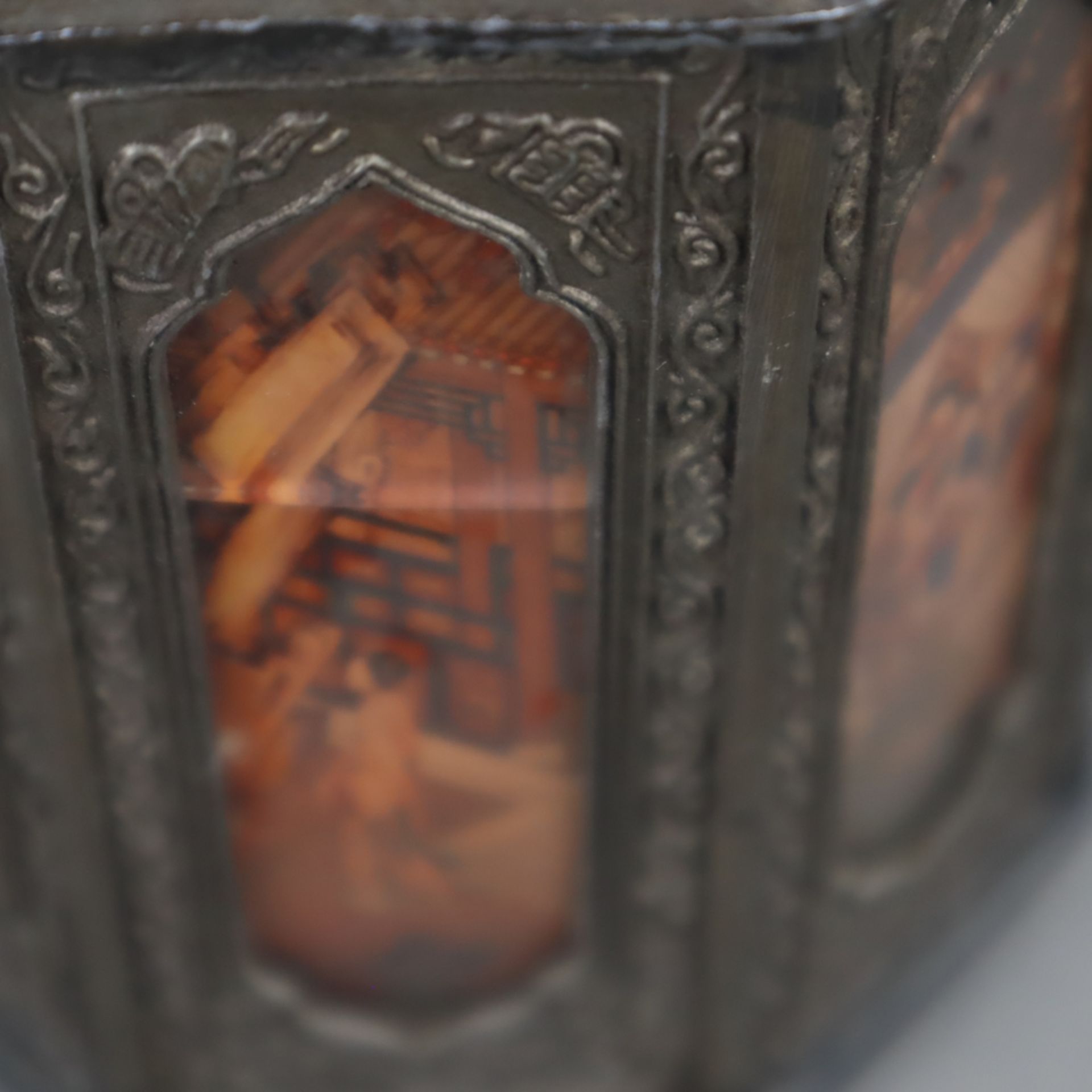 Teedose - China 1.Hälfte 20.Jh., Zinn, oktogonale Laternenform, mit acht feinen Hinterglasbildern, - Image 5 of 10