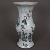 Yan Yan-Vase - China, nach 1900, auf der Wandung blühende Gartenlandschaft mit musizierendem Dament