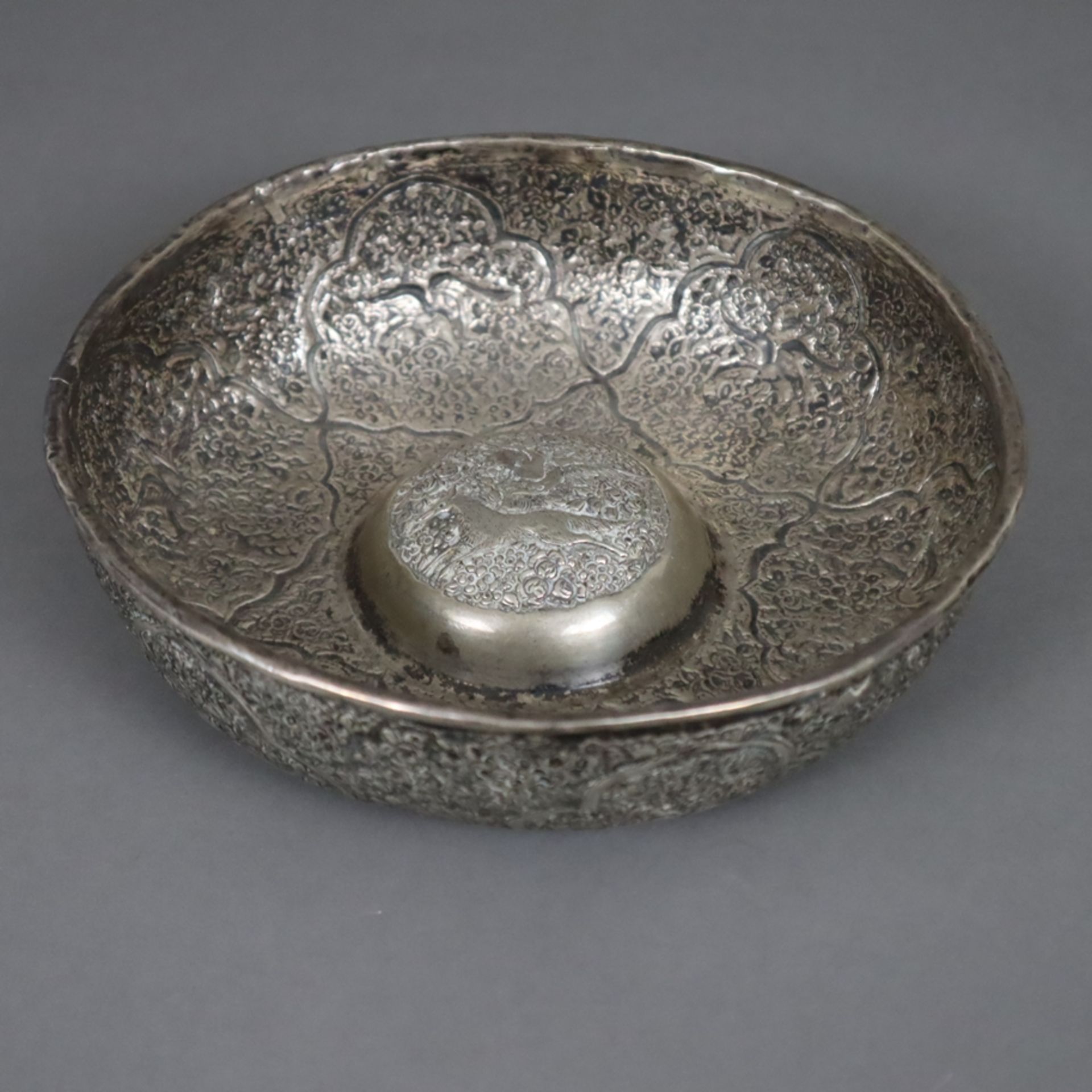 Silberschale - runde hochwandige Form mit gewölbter Mitte, orientalischer Dekor mit floralen Orname