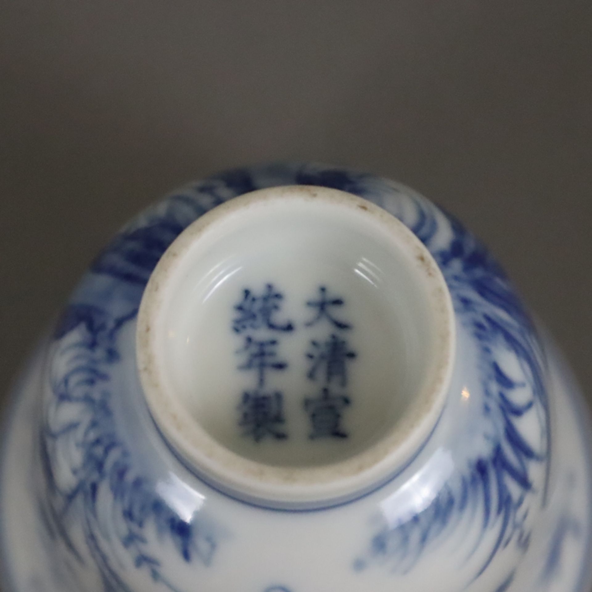 Blau-weißer Porzellanbecher - China, frühes 20.Jh., glockenförmige Kuppa auf schmalem Standring, um - Image 6 of 6