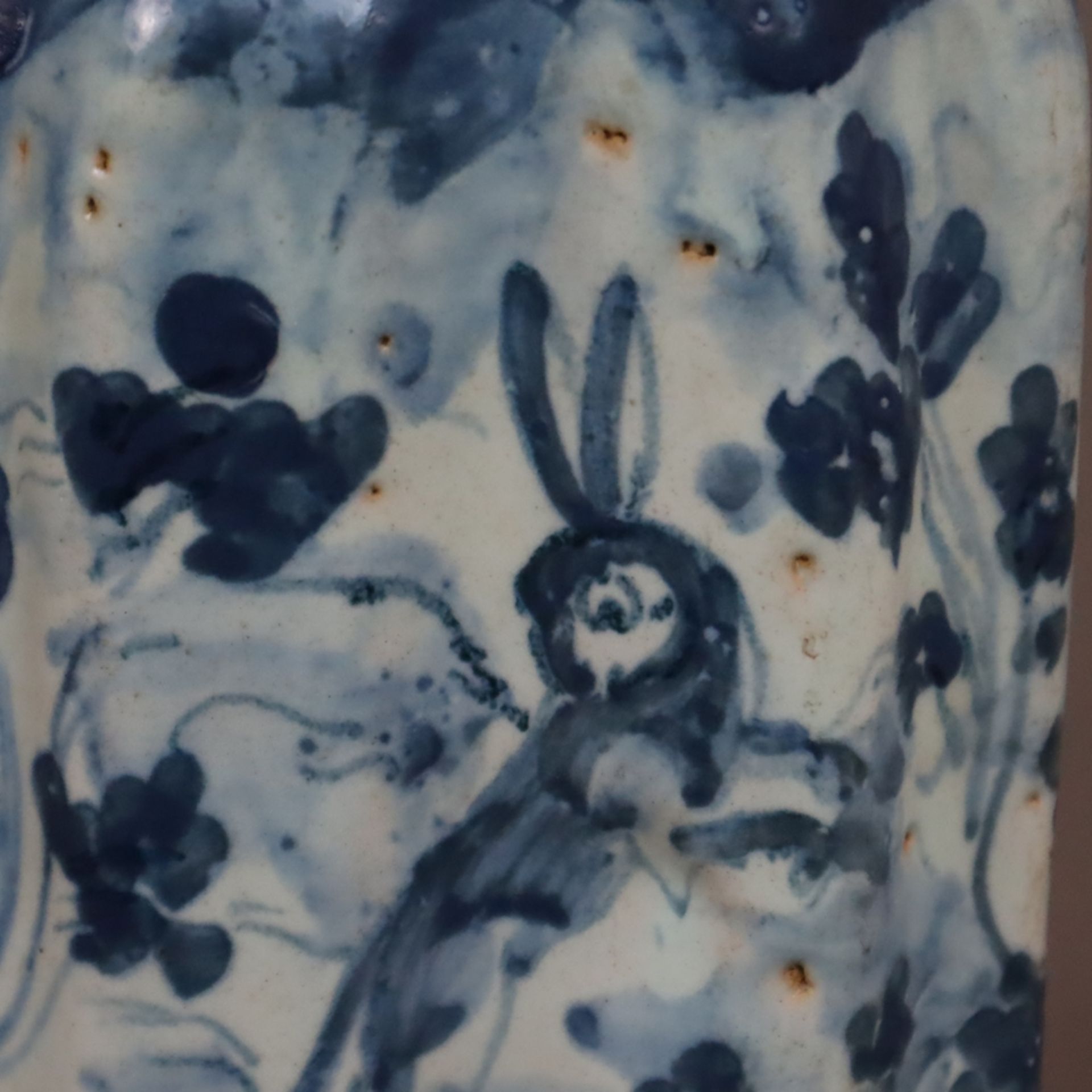 Flasche - Fayence, wohl 18. Jh., kleisterblaue Glasur, Blaudekor mit Tiermotiven, mehrpassige Wandu - Image 7 of 12