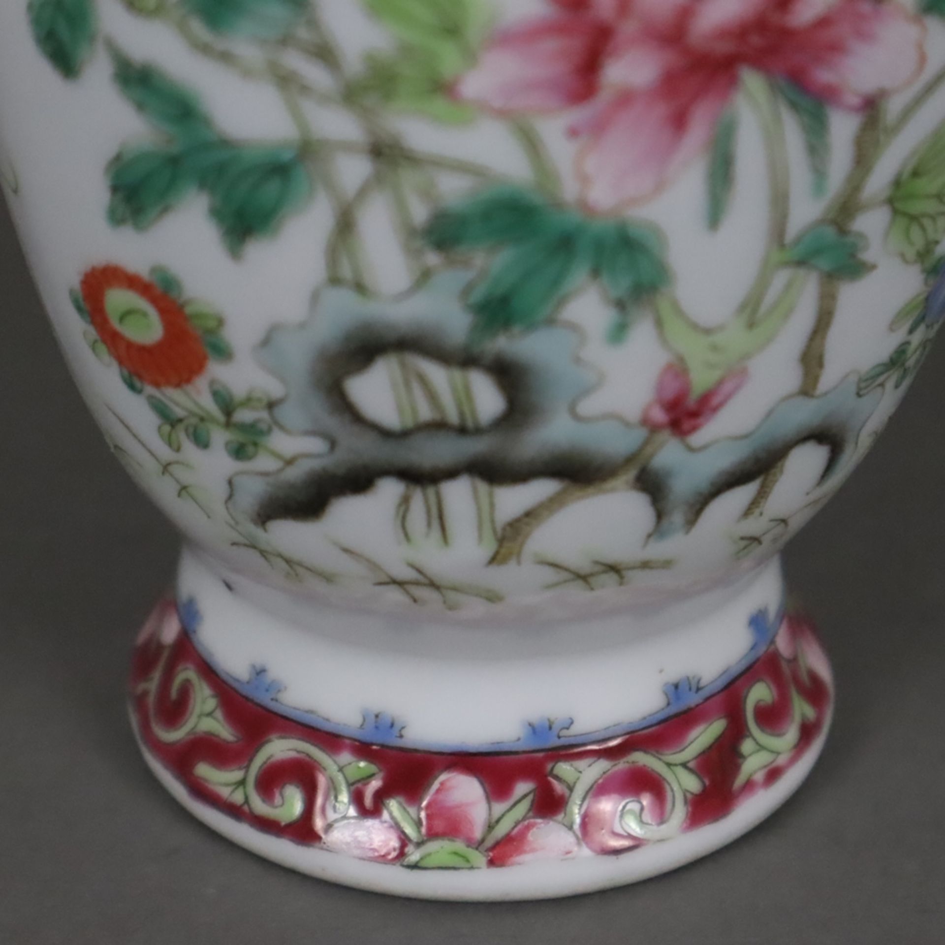 Famille rose-Vase - China, Republik-Zeit, gefußte Balusterform, floraler Dekor von Päonien und Kürb - Image 9 of 10