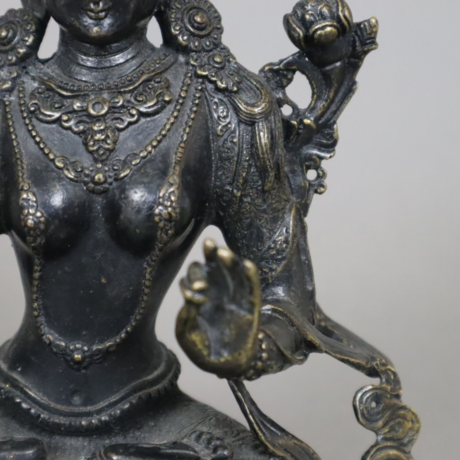 Sitatara/ weiße Tara - sinotibetisch, 20.Jh., Bronzelegierung, patiniert, der friedvolle weibliche - Image 4 of 8