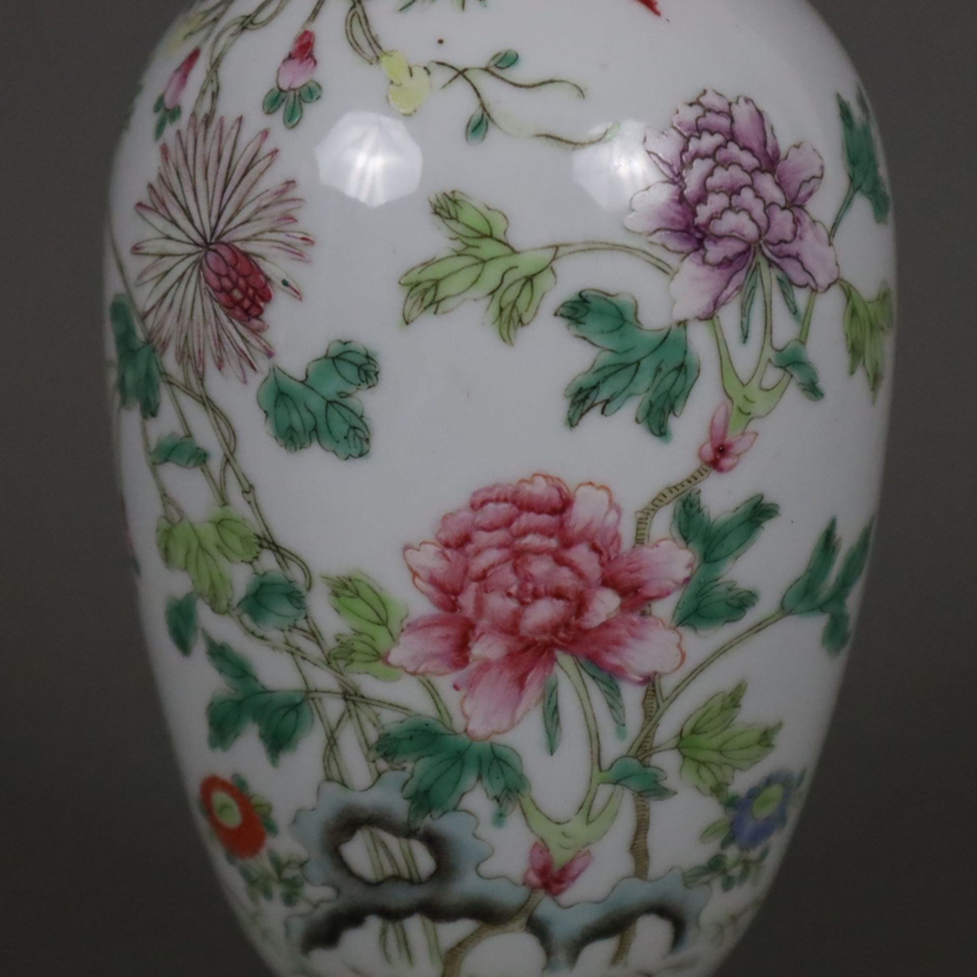 Famille rose-Vase - China, Republik-Zeit, gefußte Balusterform, floraler Dekor von Päonien und Kürb - Image 4 of 10