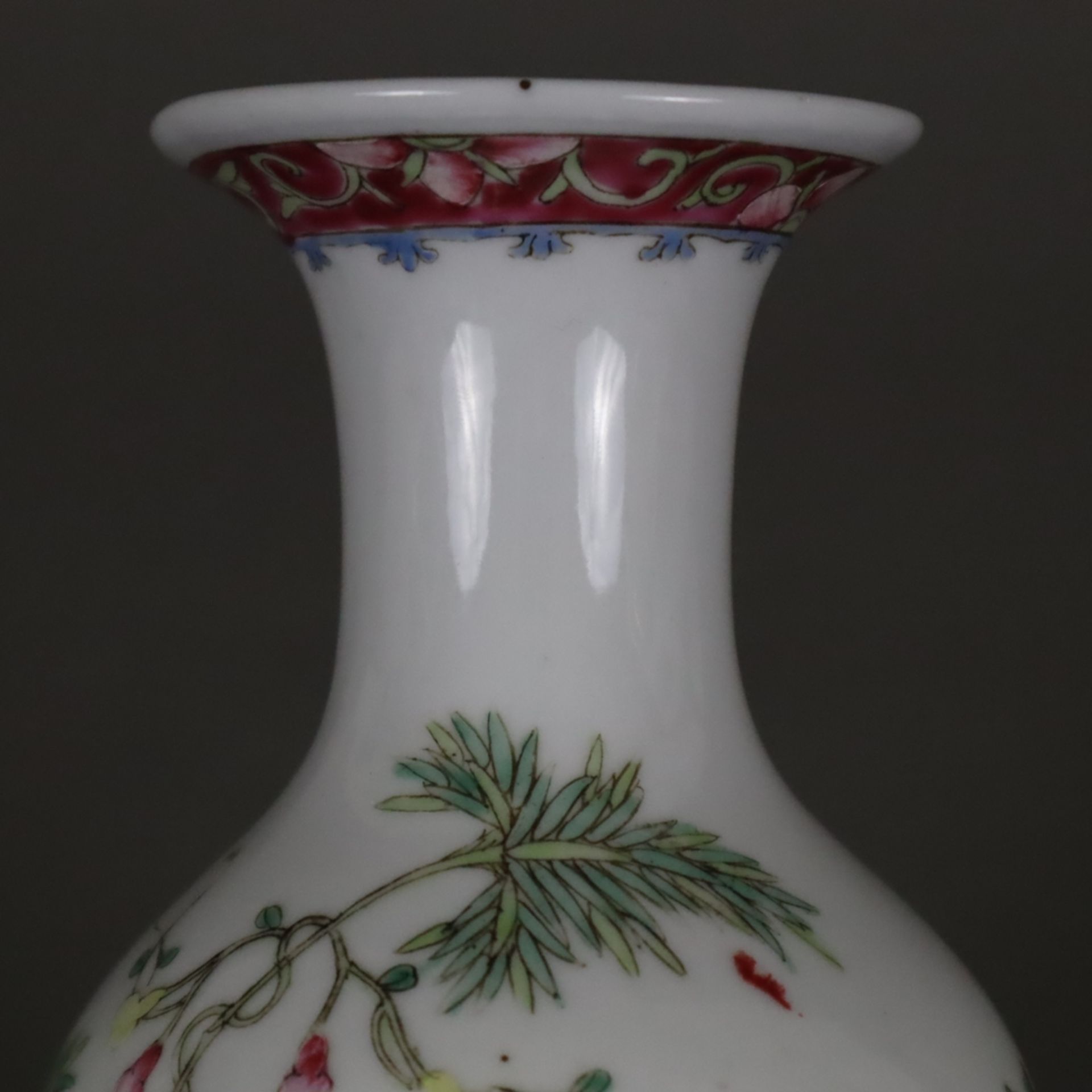 Famille rose-Vase - China, Republik-Zeit, gefußte Balusterform, floraler Dekor von Päonien und Kürb - Image 3 of 10