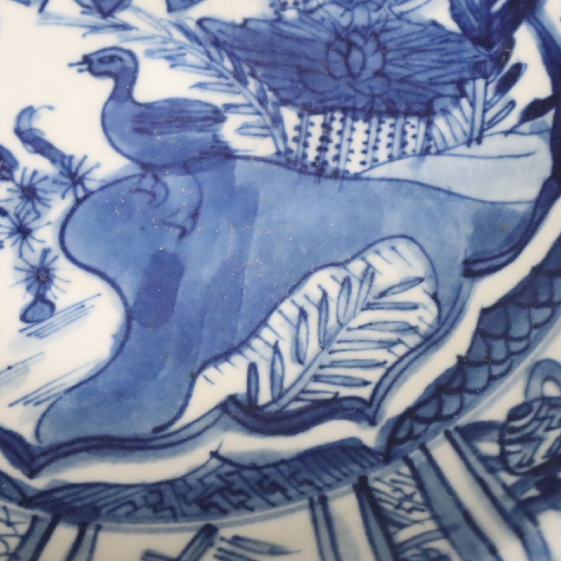 Gemuldeter Teller mit gewelltem Rand - China, Blaumalerei unter Glasur im Wanli-Stil, im Spiegel Te - Image 2 of 9