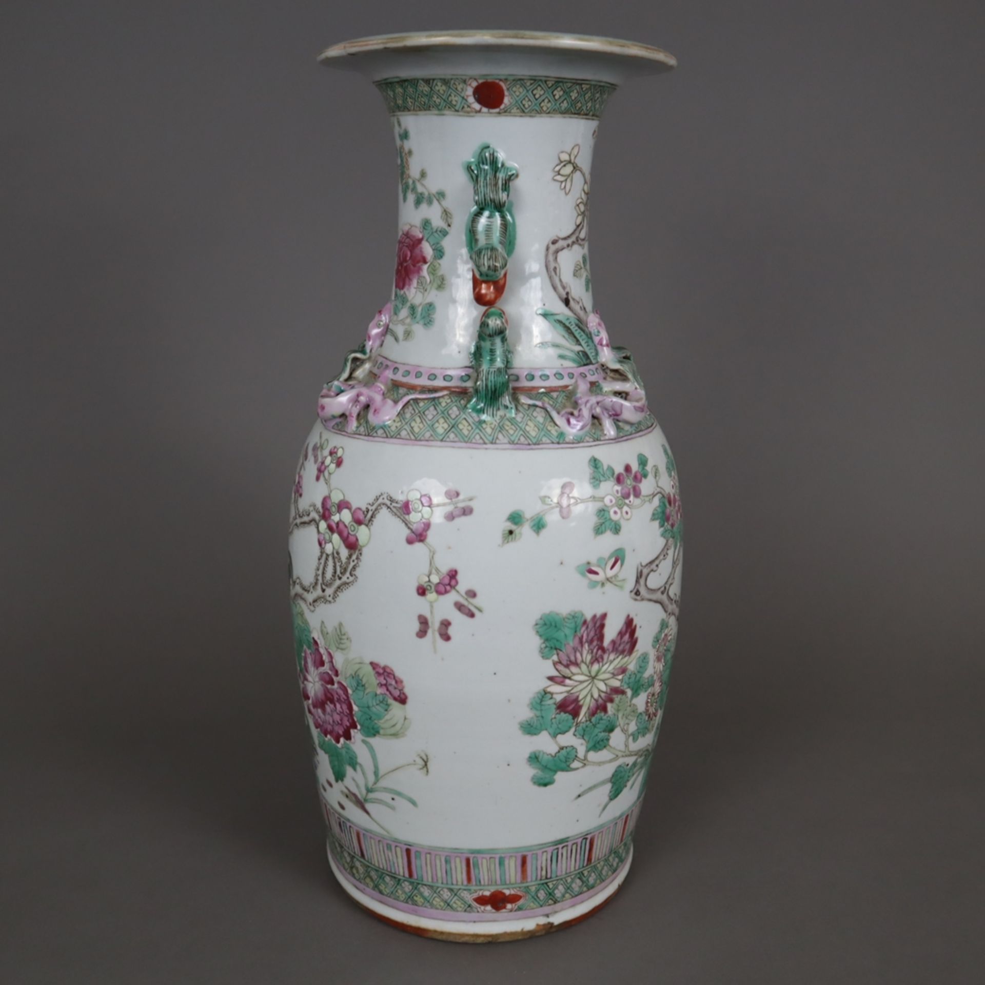 Famille-rose Porzellanvase - China, ausgehende Qing-Dynastie, Ende 19.Jh., Balusterform, seitlich H - Image 10 of 15