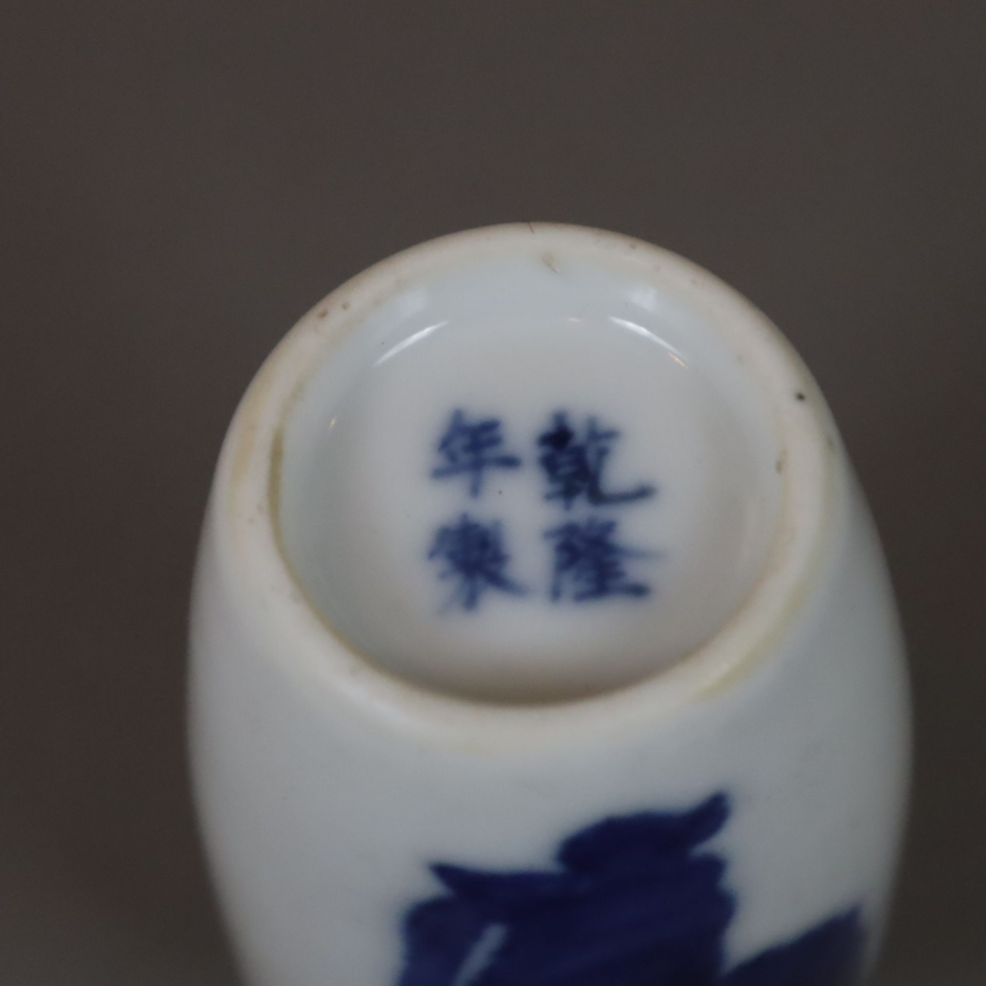 Snuffbottle - Porzellan in Unterglasurblau bemalt mit Dämonen-Bezwinger Zhong Kui, im Boden "Qianlo - Image 6 of 6