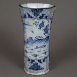 Trompetenvase - Delft, 2. H. 18. Jh., Fayence, kleisterblaue Glasur, Blaudekor mit Tiermotiven, Pfl