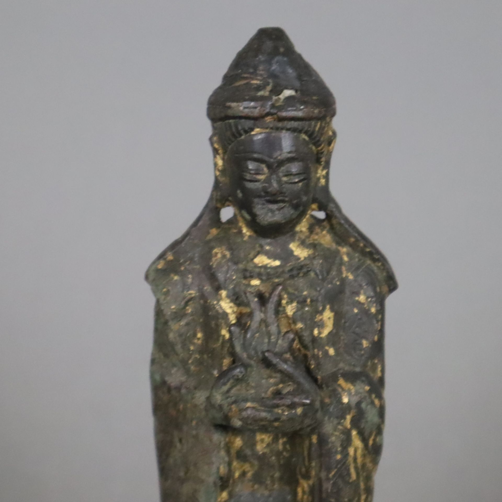 Bronzefigurine des Kannon - Japan, Edo-Zeit, Bronze, brüniert mit Resten einer Vergoldung, auf Loto - Image 2 of 7
