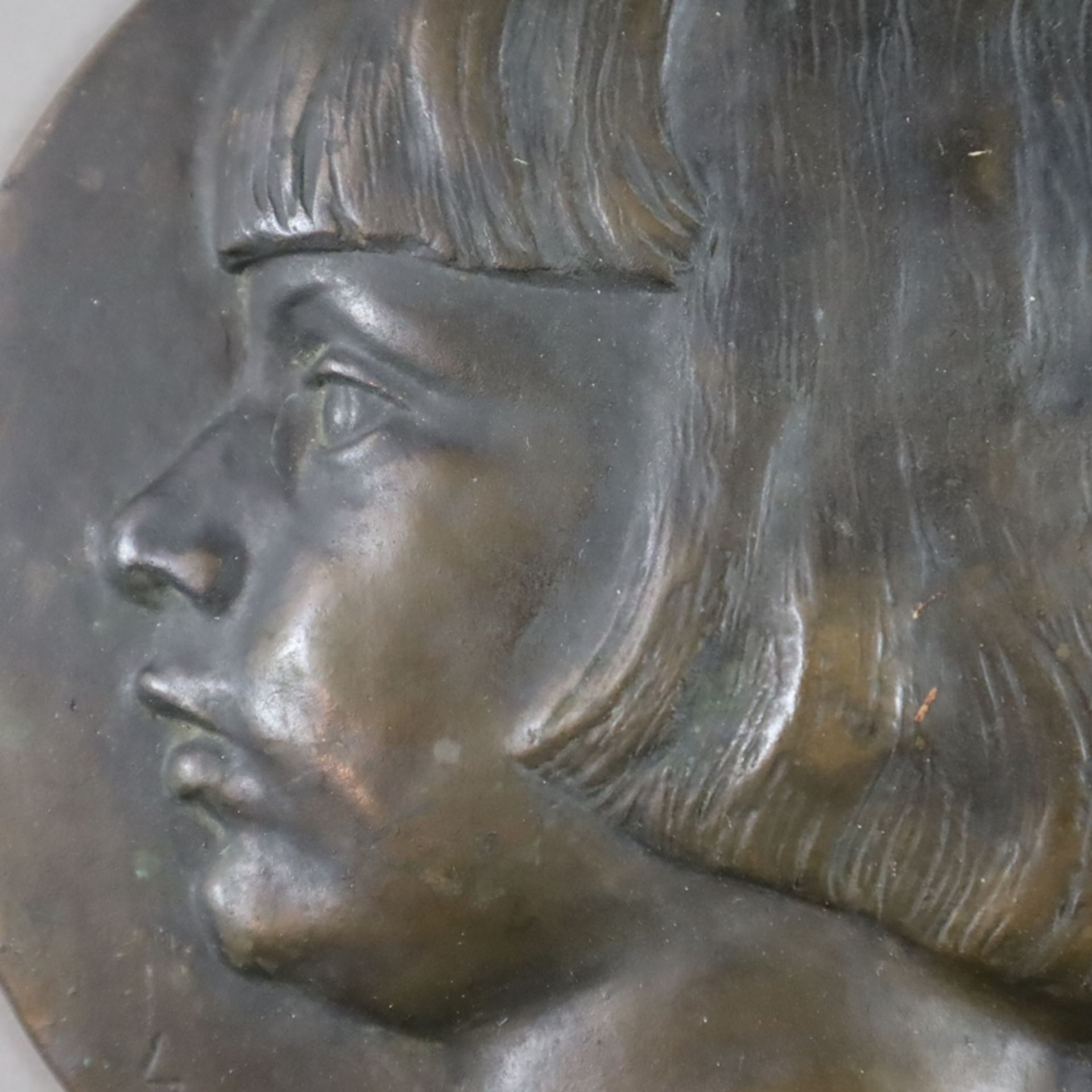 Reliefbild - Bronze, dunkel patiniert, runde Plakette mit Halbportrait eines Kindes, am unteren Ran - Image 2 of 5