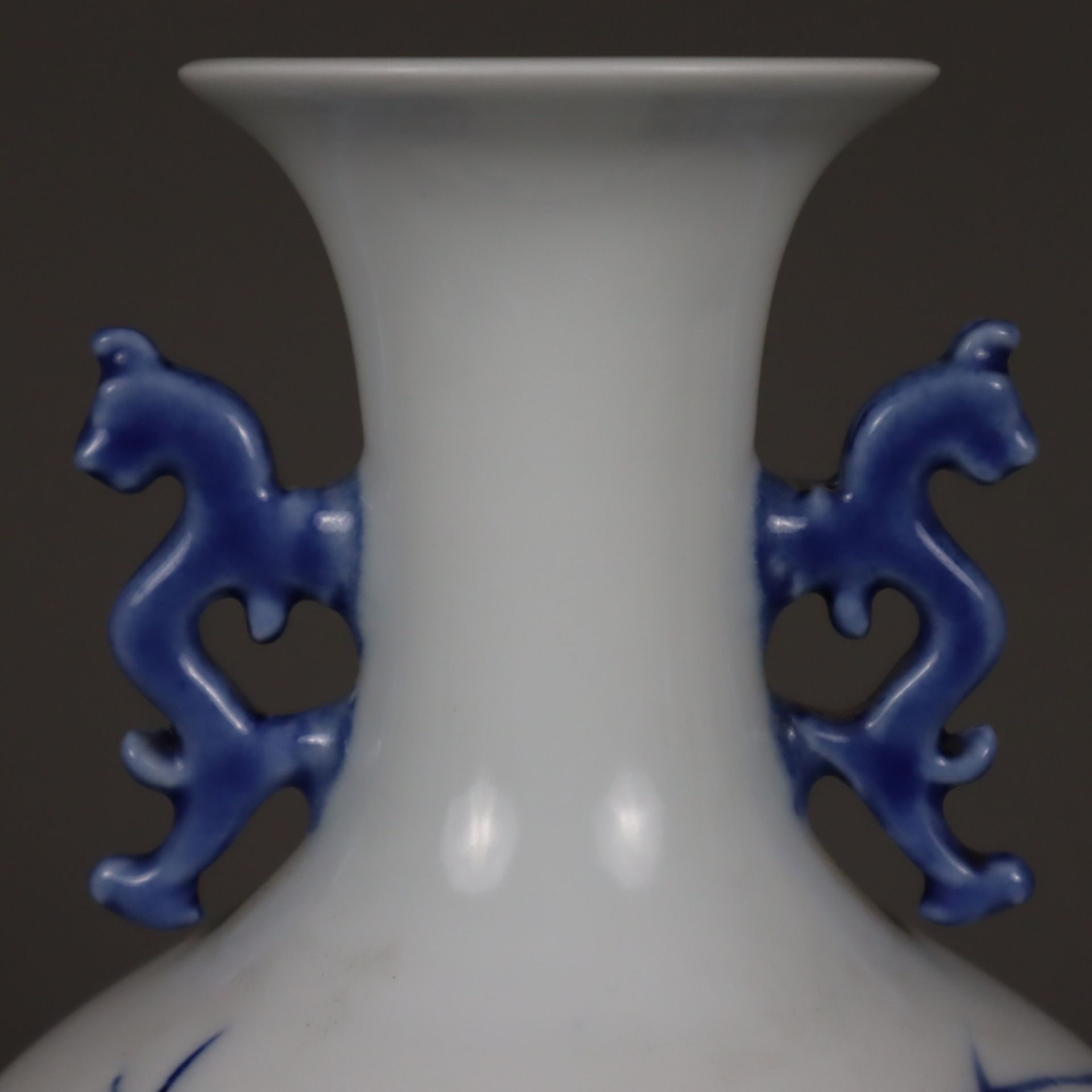 Blau-weiße Vase - China, Porzellan, ovoide Form auf schmalem Standring, in Unterglasurblau bemalt m - Image 3 of 10