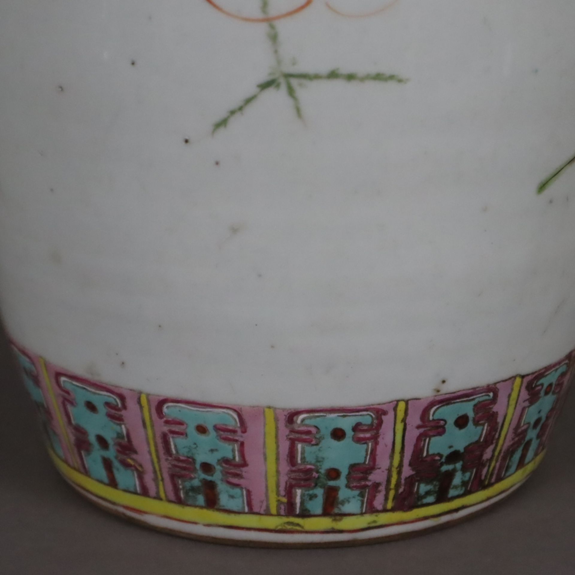 Hoher Ingwertopf mit Holzdeckel - China, späte Qing-Dynastie, Porzellan, ovoide Wandung mit gerunde - Image 11 of 12