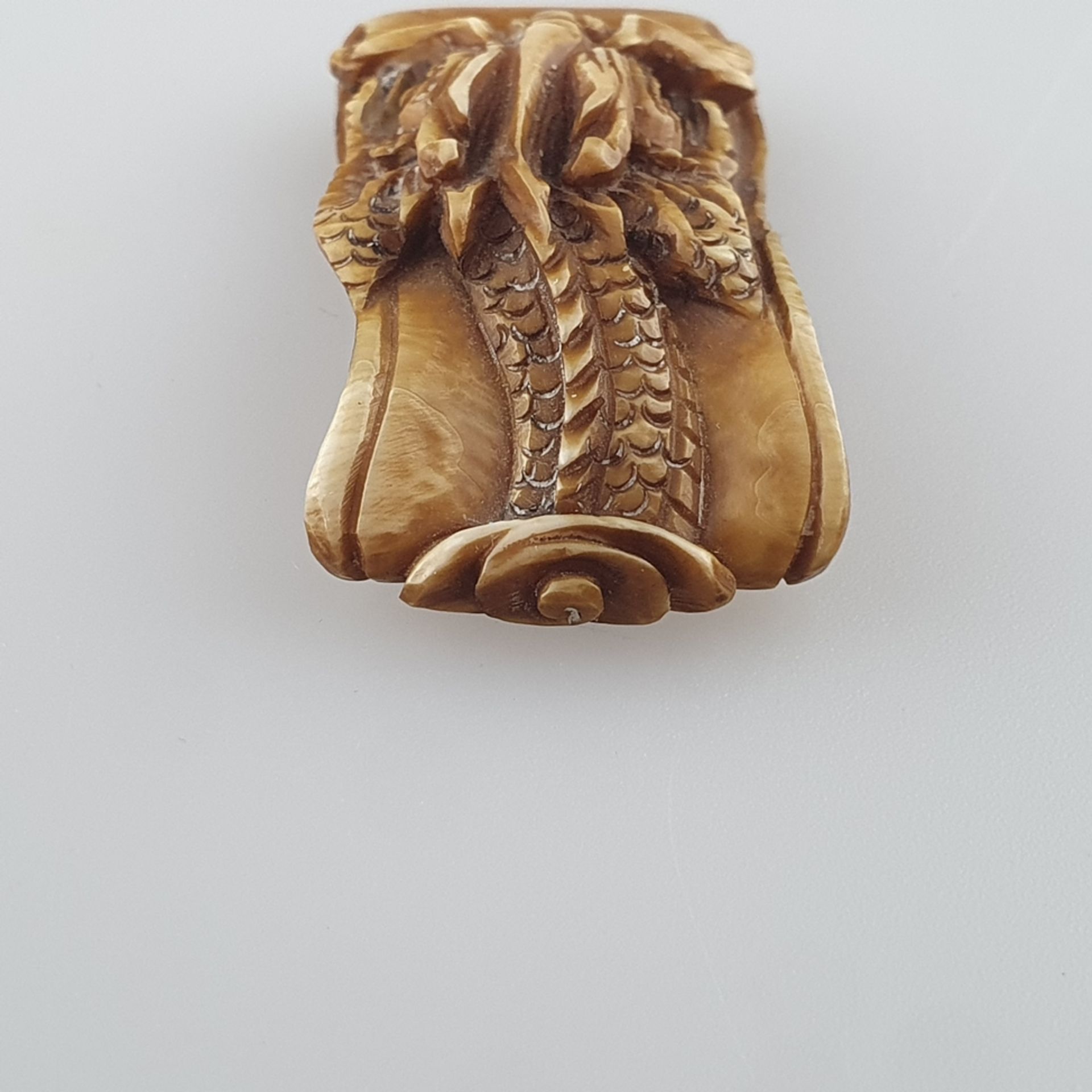 Flaches Netsuke - Elfenbein geschnitzt, graviert, Drache auf Schriftrolle, Himotoshi auf der Unters - Image 3 of 5