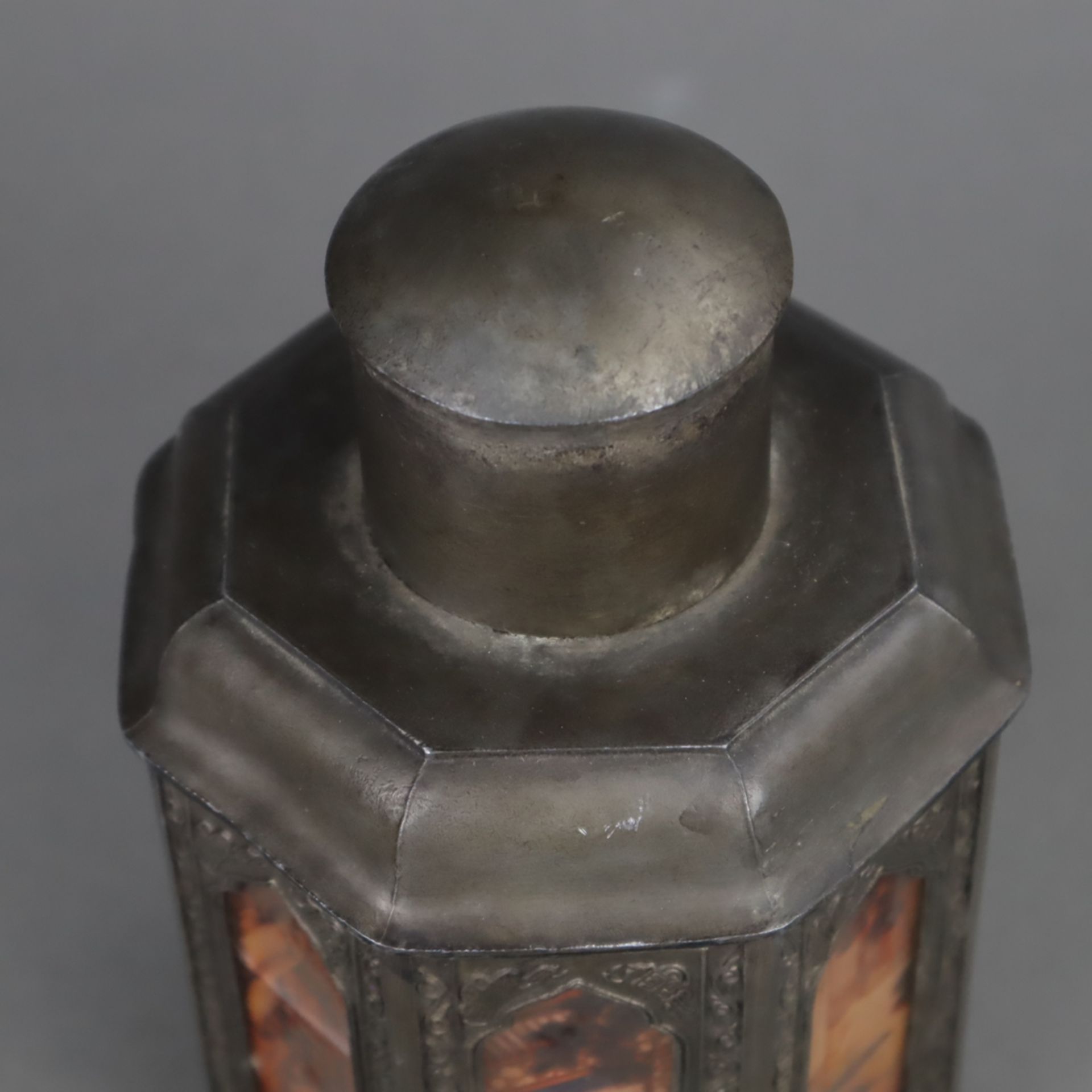 Teedose - China 1.Hälfte 20.Jh., Zinn, oktogonale Laternenform, mit acht feinen Hinterglasbildern, - Image 2 of 10
