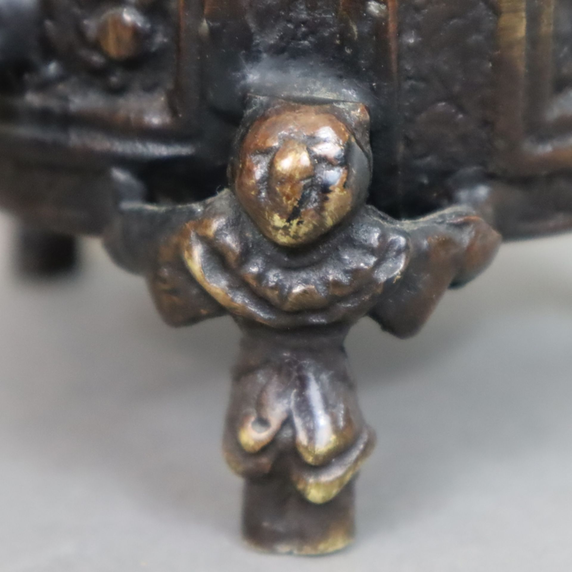 Kleines Räuchergefäß - China, Bronzelegierung/Kupfer, von drei Knaben getragener bauchiger Korpus m - Image 6 of 7