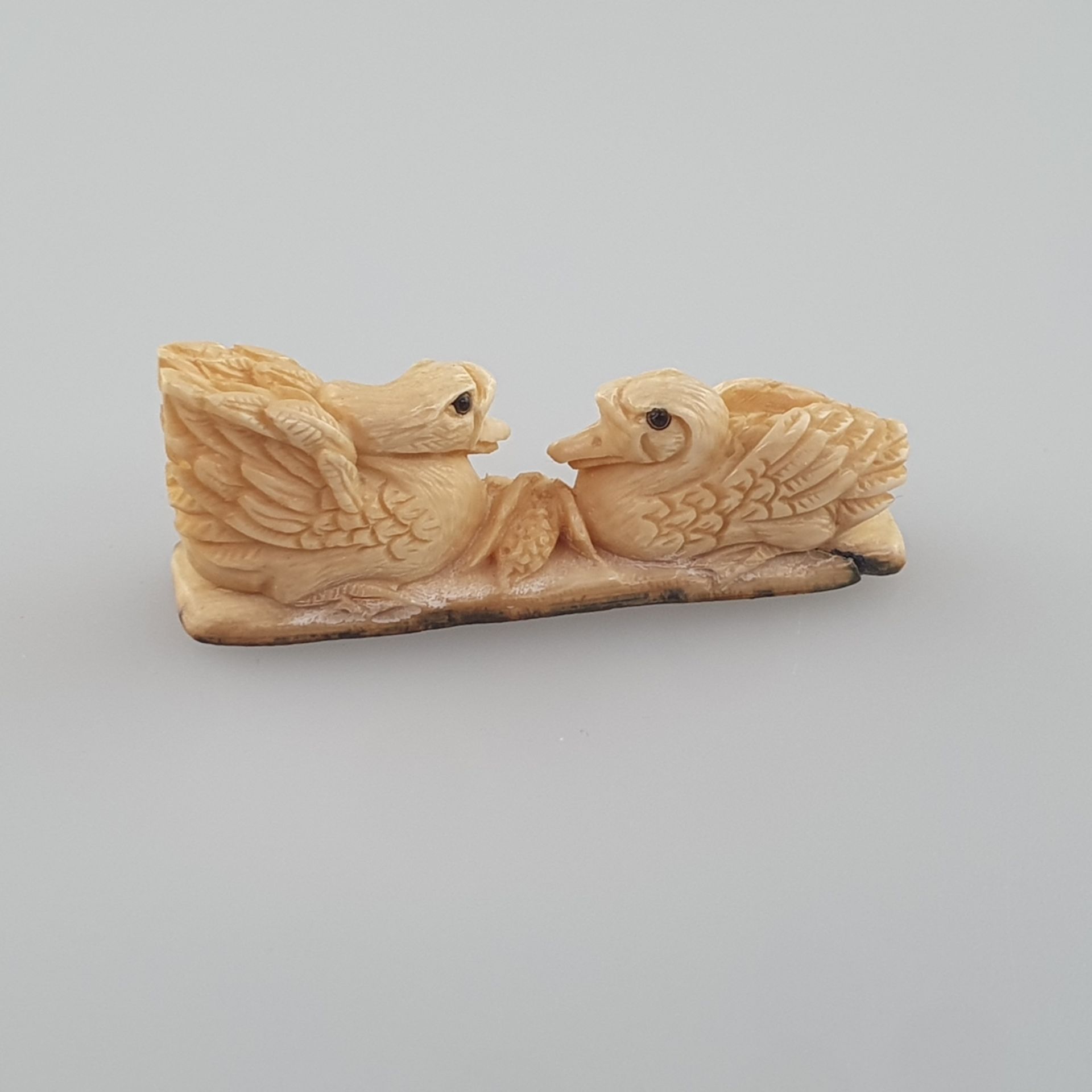 Netsuke - Mammutbein, vollrund geschnitzt, dunkel eingelegte Augen, Vogelpaar, signiert, Himot - Image 4 of 7