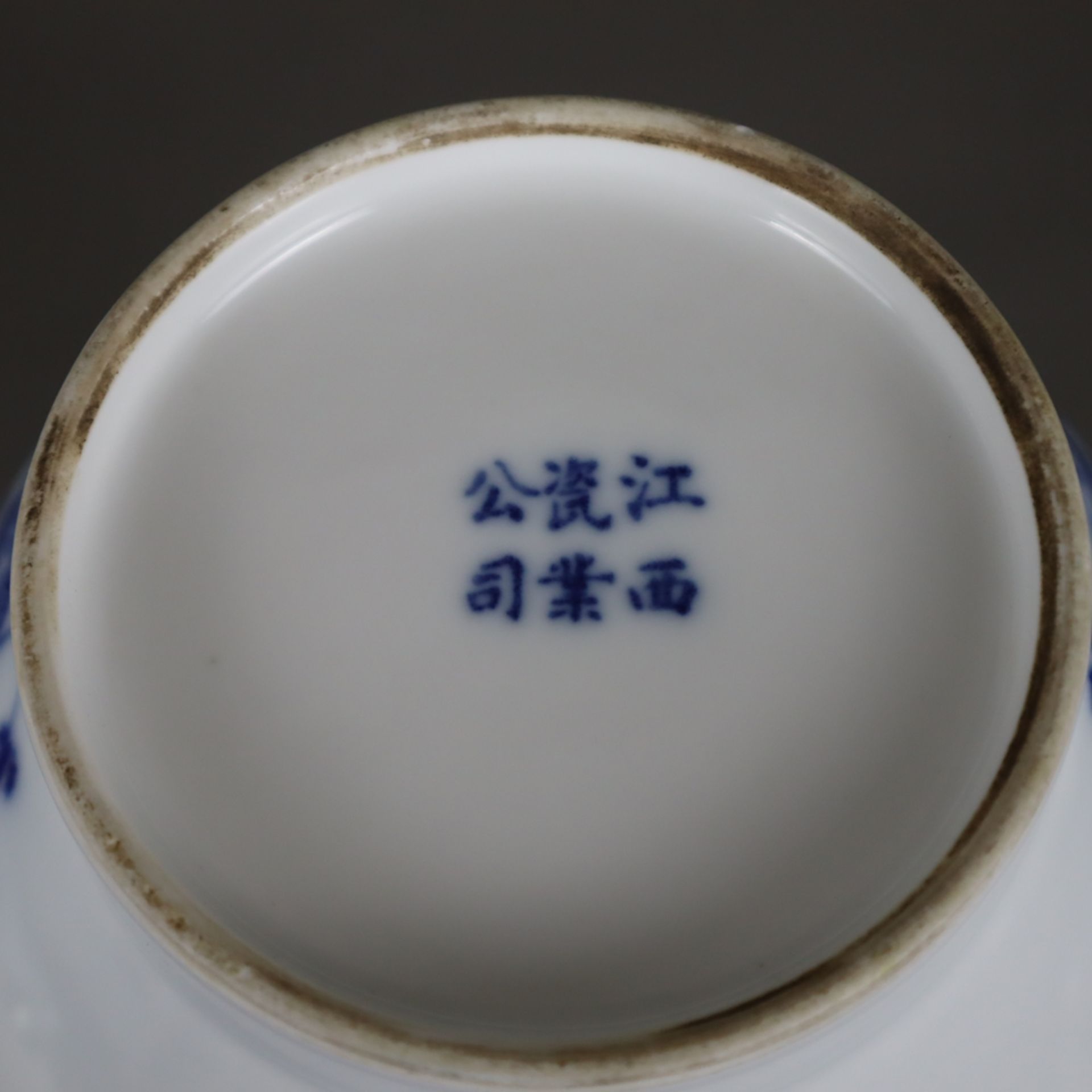 Blau-weiße Vase - China, Porzellan, ovoide Form auf schmalem Standring, in Unterglasurblau bemalt m - Image 10 of 10