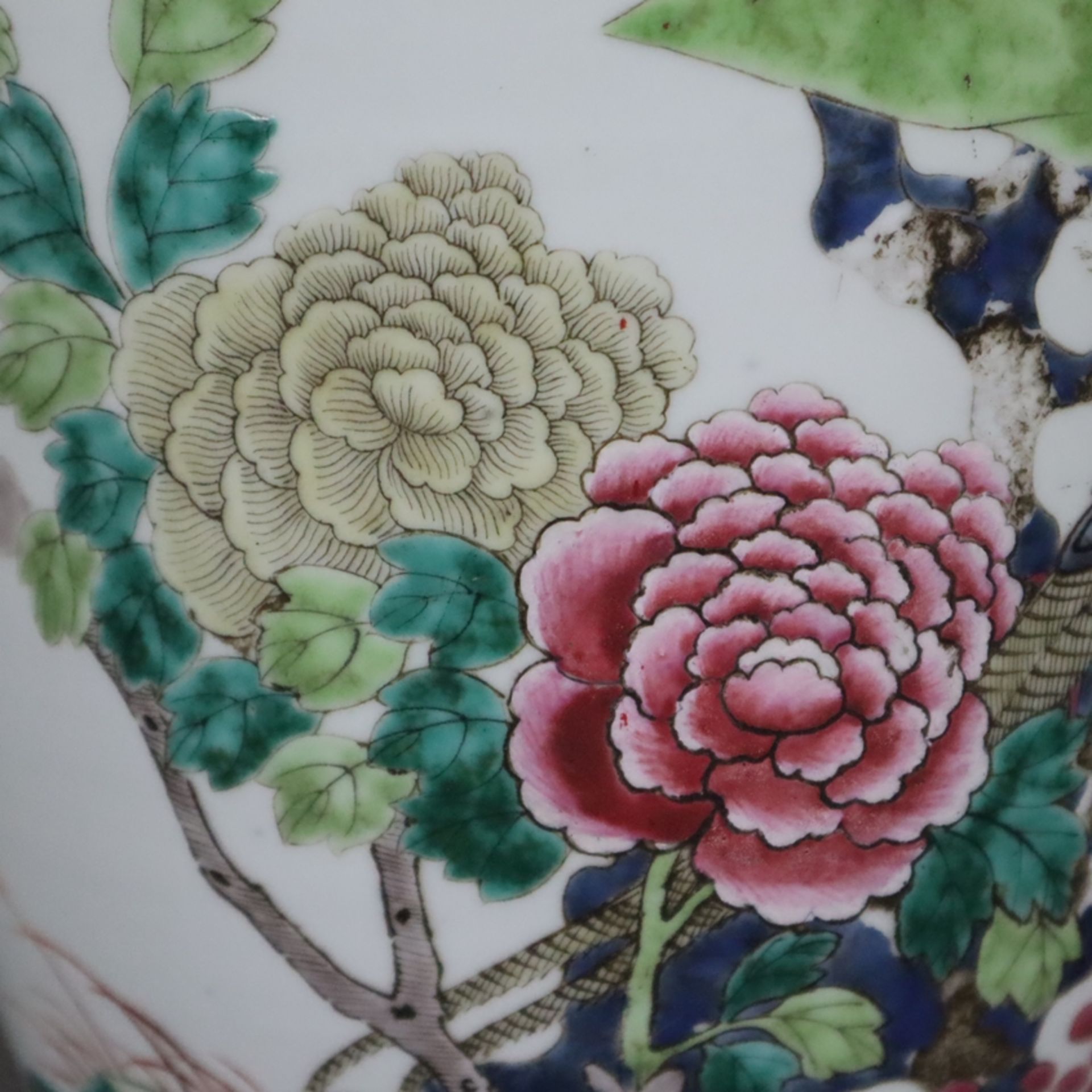 Große Balustervase - Porzellan, China, ausgehende Qing-Dynastie, Ende 19.Jh., auf der leicht gebauc - Image 7 of 10