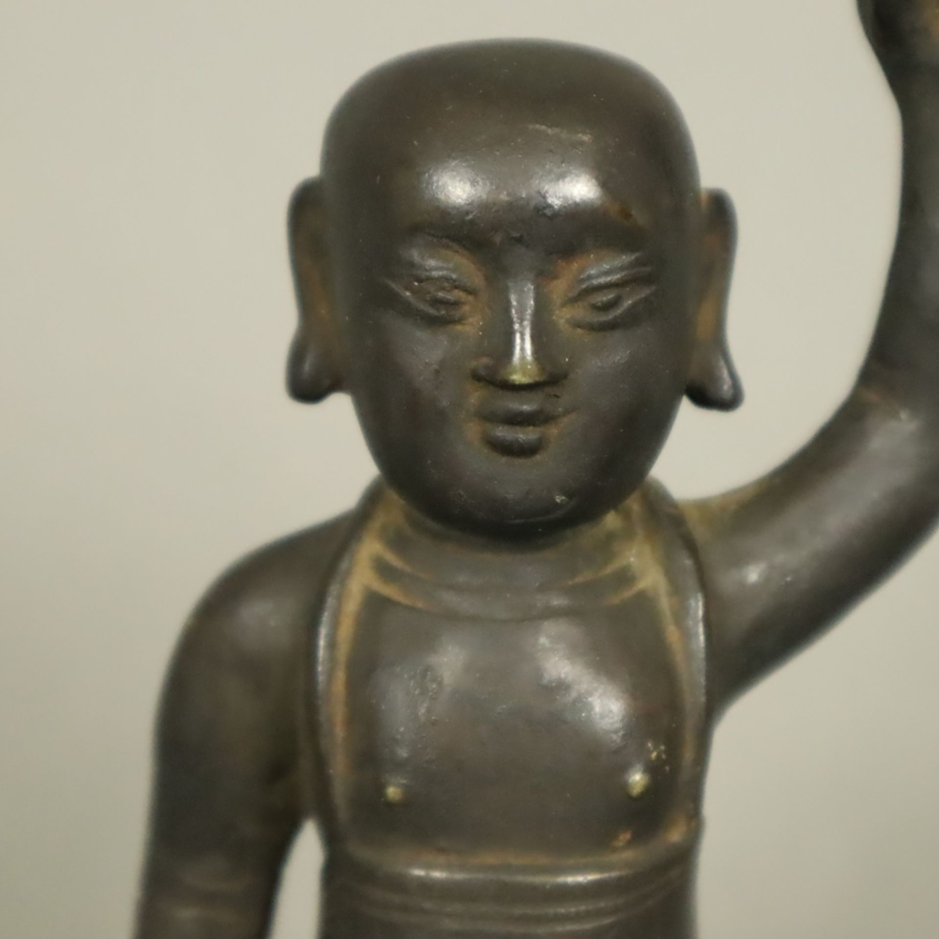 Buddha Shakyamuni als Kind / Baby Buddha - China, Qing-Dynastie, Kangxi-Periode nach 1700, Bronzefi - Image 5 of 11