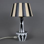 Tischlampe - 1950er/60er Jahre, Keramikfuß, weiß glasiert, figürlich bemalt in Schwarz, 1-flammig e