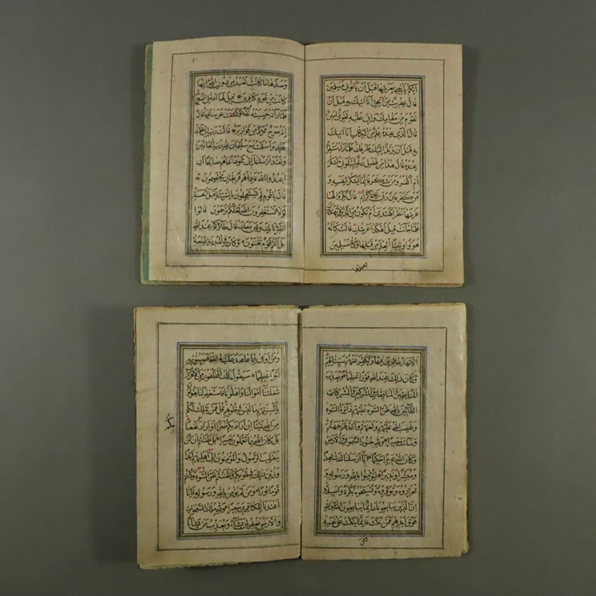 Zwei schmale Koran-Fragmente - Persien, z.T. Deckfarbenmalerei mit Gold gehöht, handgeschrieben in 