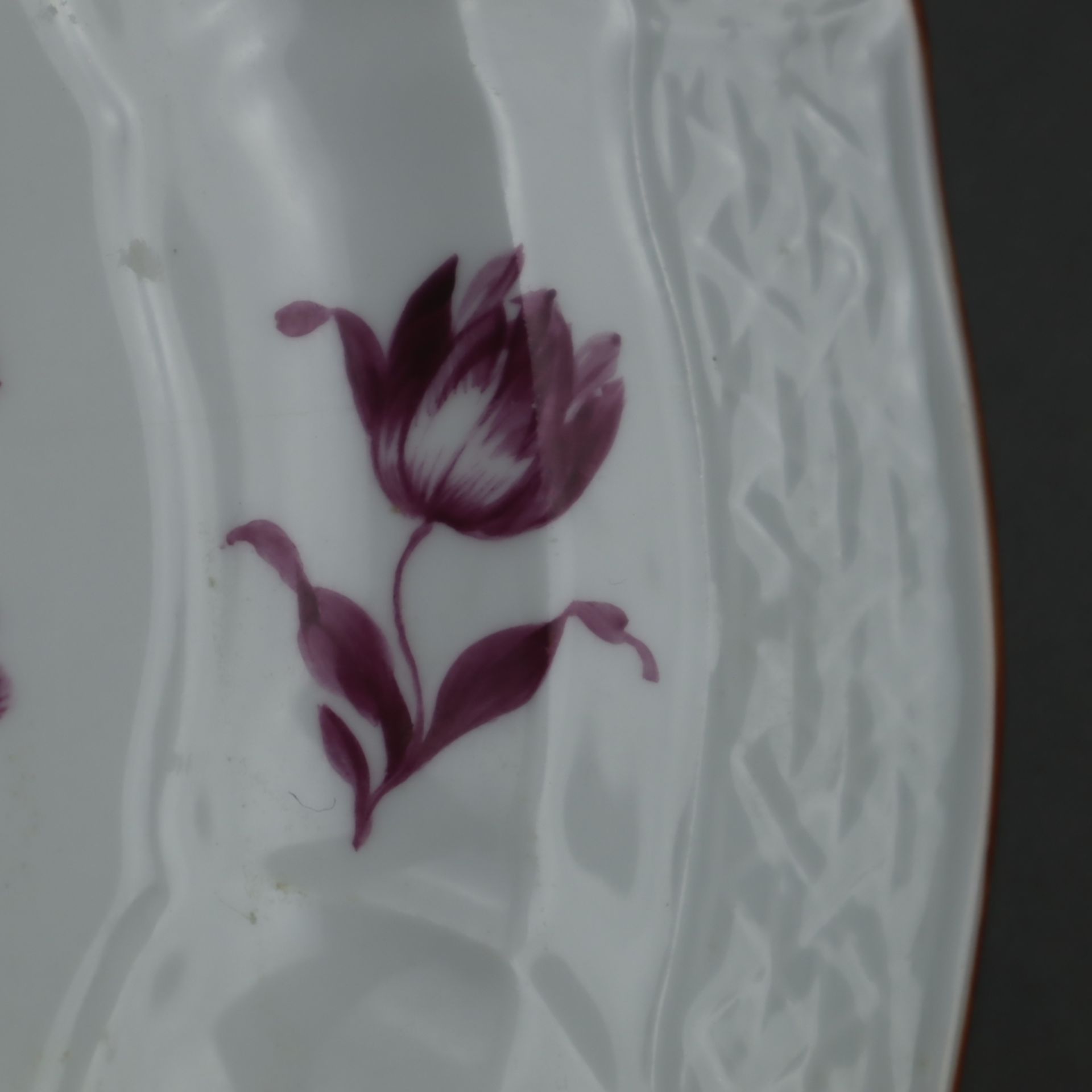 Teller Meissen - Porzellan, gemuldete Form, "Neu Ozier"-Relief, purpurrote Blumenmalerei, brauner R - Image 5 of 6