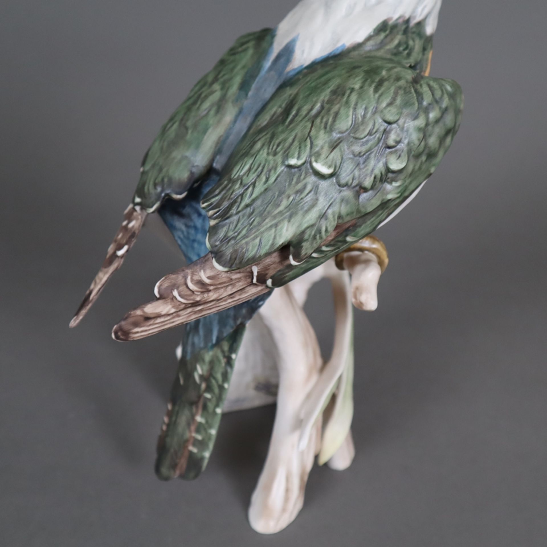 Vogelfigur "Eisvogel" - Goebel, Entwurf von G. Bochmann (1970), Biskuitporzellan, polychrom bemalt, - Image 3 of 6