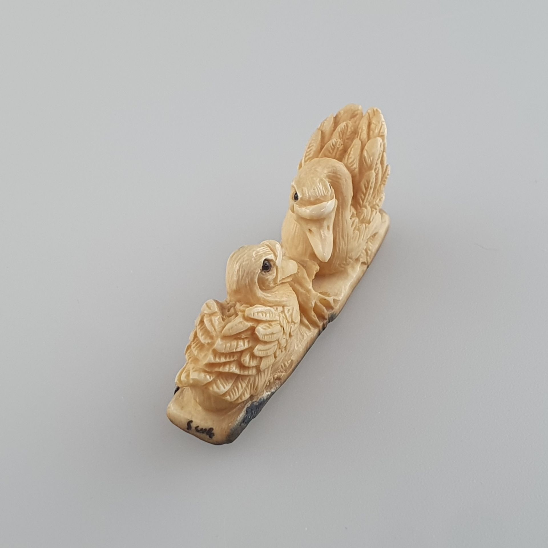 Netsuke - Mammutbein, vollrund geschnitzt, dunkel eingelegte Augen, Vogelpaar, signiert, Himot - Image 2 of 7