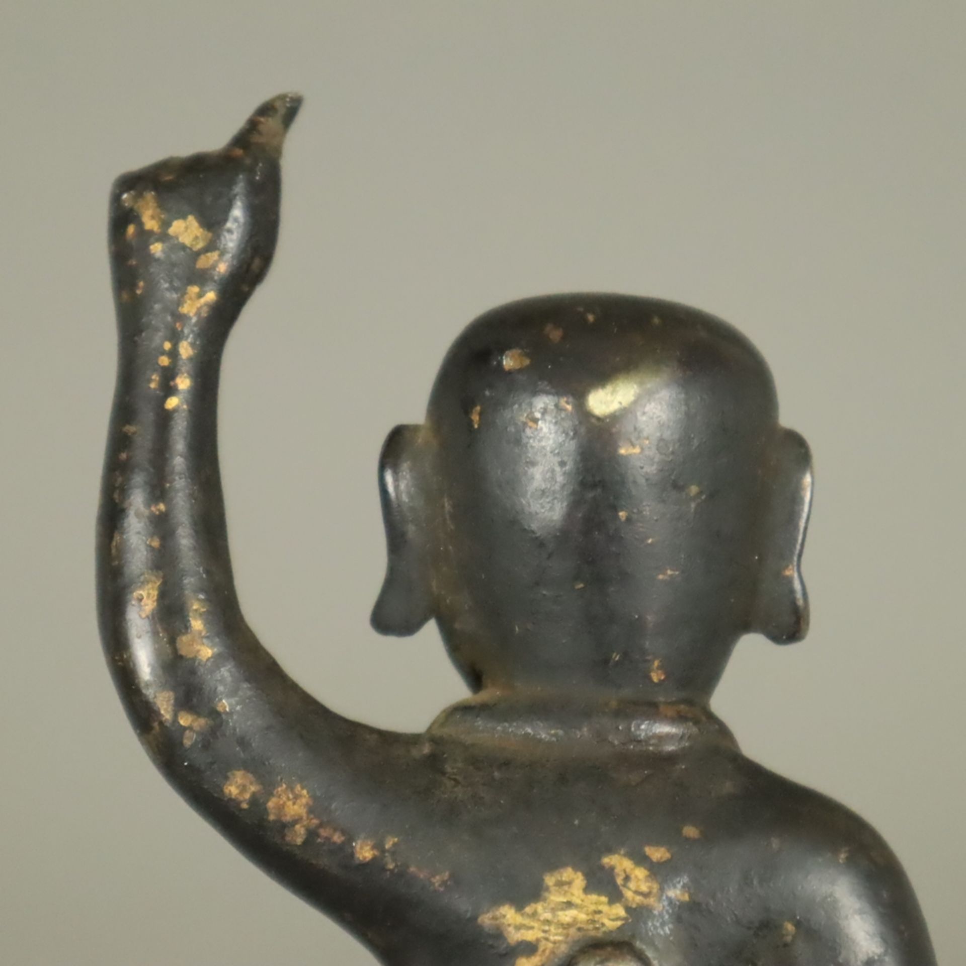 Buddha Shakyamuni als Kind / Baby Buddha - China, Qing-Dynastie, Kangxi-Periode nach 1700, Bronzefi - Image 9 of 11