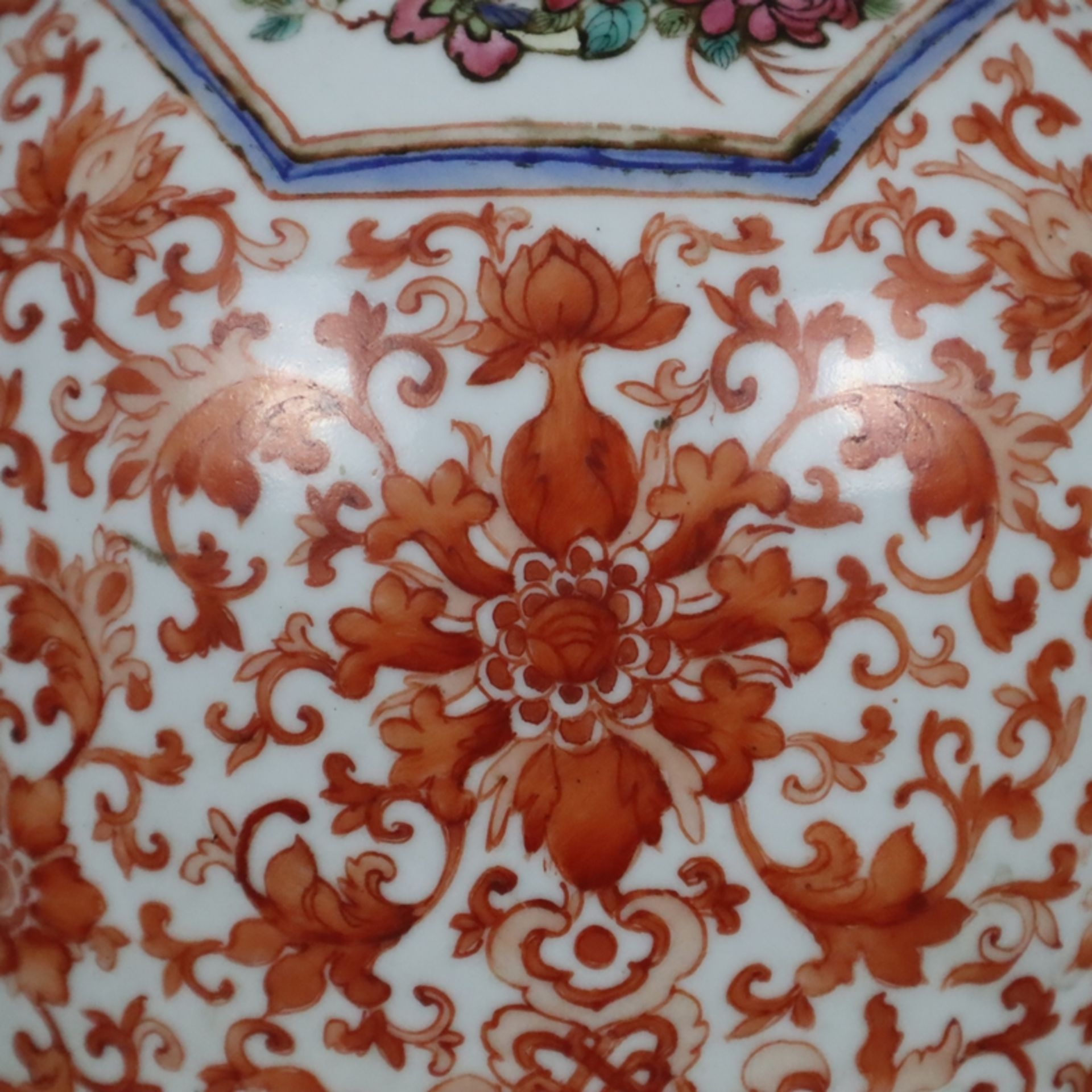 Große Balustervase - China, Qing-Dynastie, 19.Jh., balusterförmiger Körper mit zylindrischem Hals u - Image 5 of 11