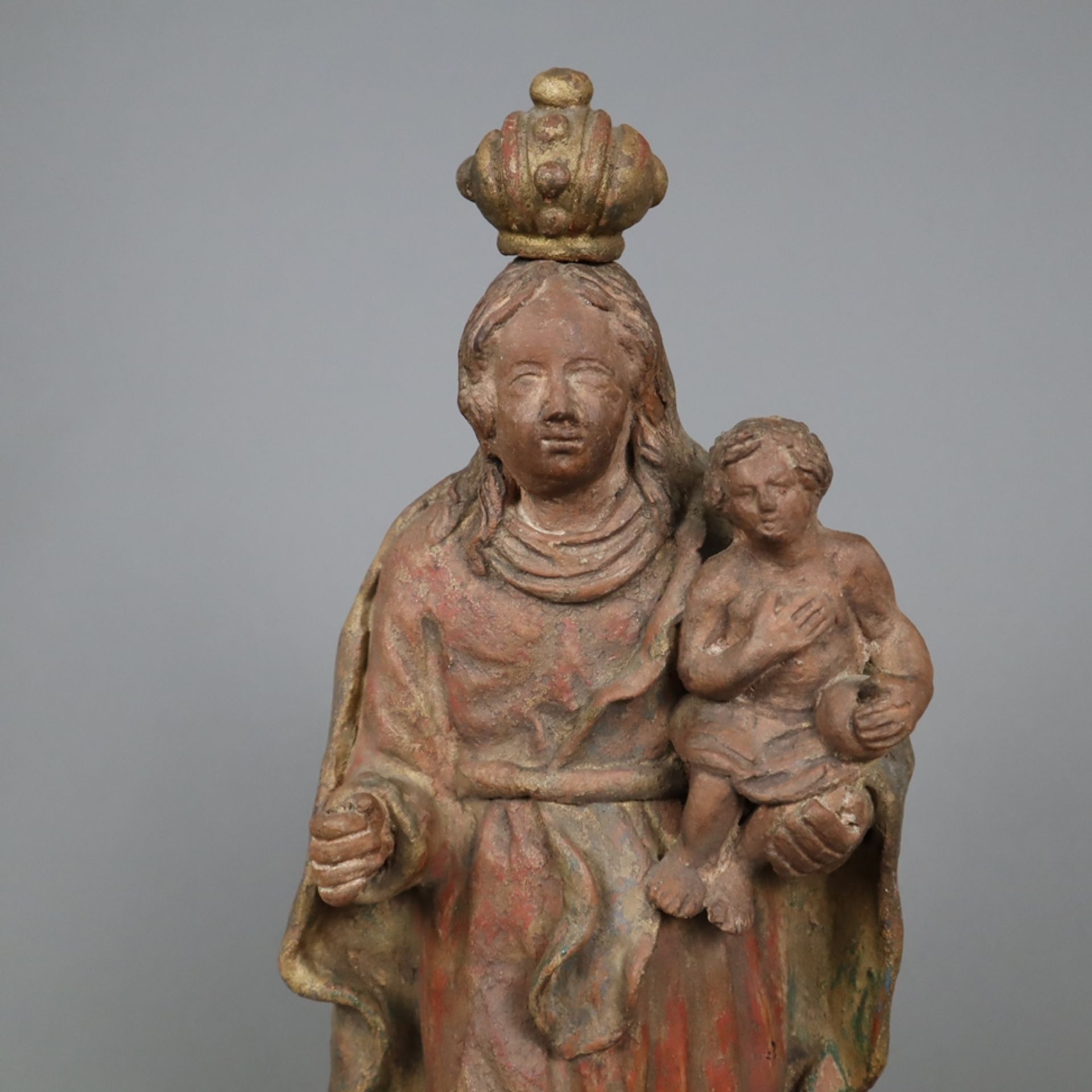 Wandfigur Madonna mit Kind - Keramik, rotfarbener Scherben, Reste der Gold- und Farbfassung, Darste - Image 2 of 8