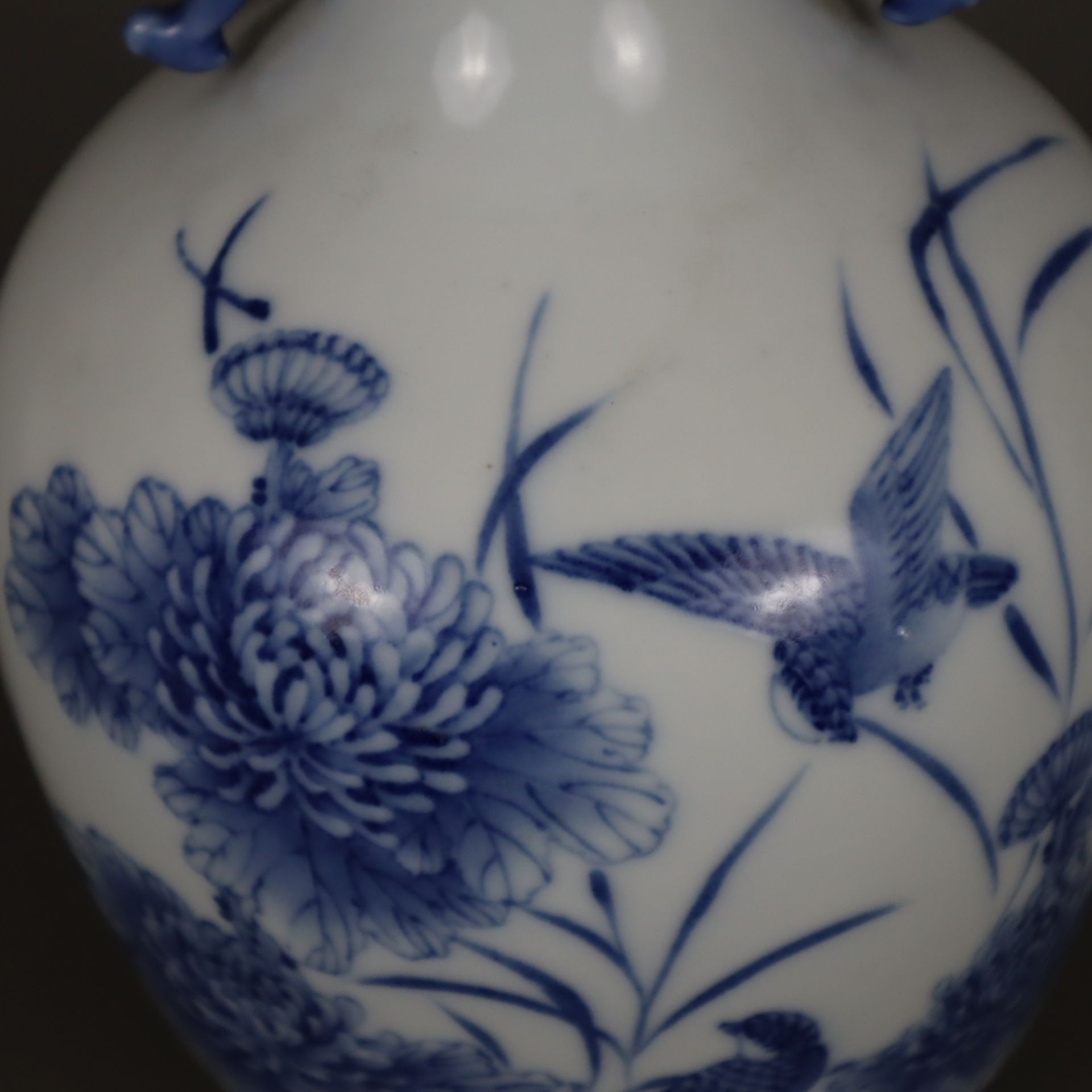 Blau-weiße Vase - China, Porzellan, ovoide Form auf schmalem Standring, in Unterglasurblau bemalt m - Image 4 of 10