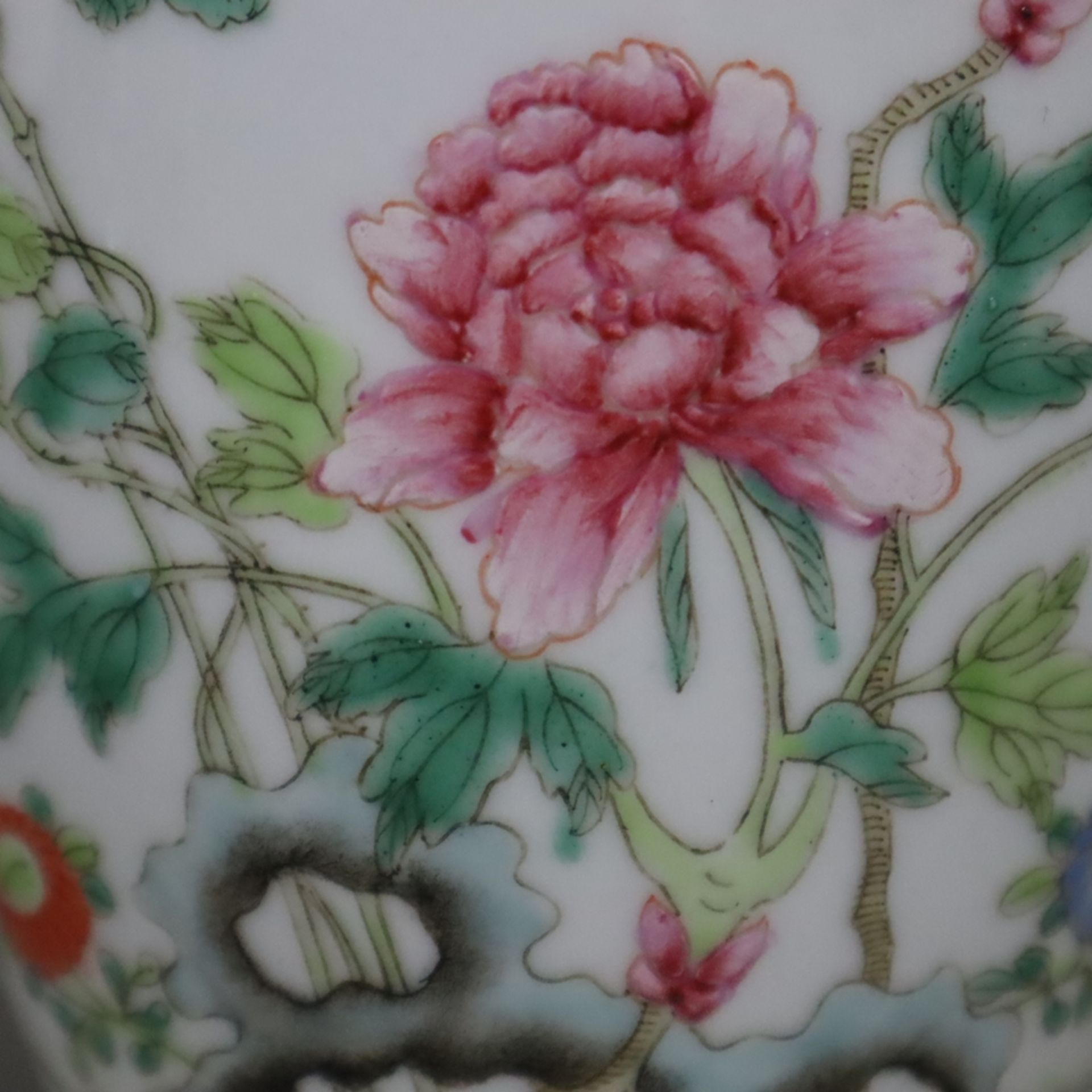 Famille rose-Vase - China, Republik-Zeit, gefußte Balusterform, floraler Dekor von Päonien und Kürb - Image 5 of 10