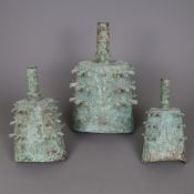 Satz von drei Glocken im archaischen Stil - China, Bronzelegierung mit verkrusteter grüner Patina, 