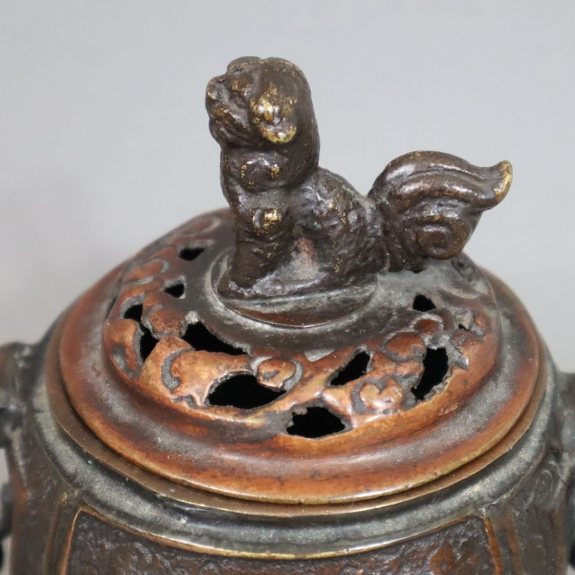 Kleines Räuchergefäß - China, Bronzelegierung/Kupfer, von drei Knaben getragener bauchiger Korpus m - Image 2 of 7