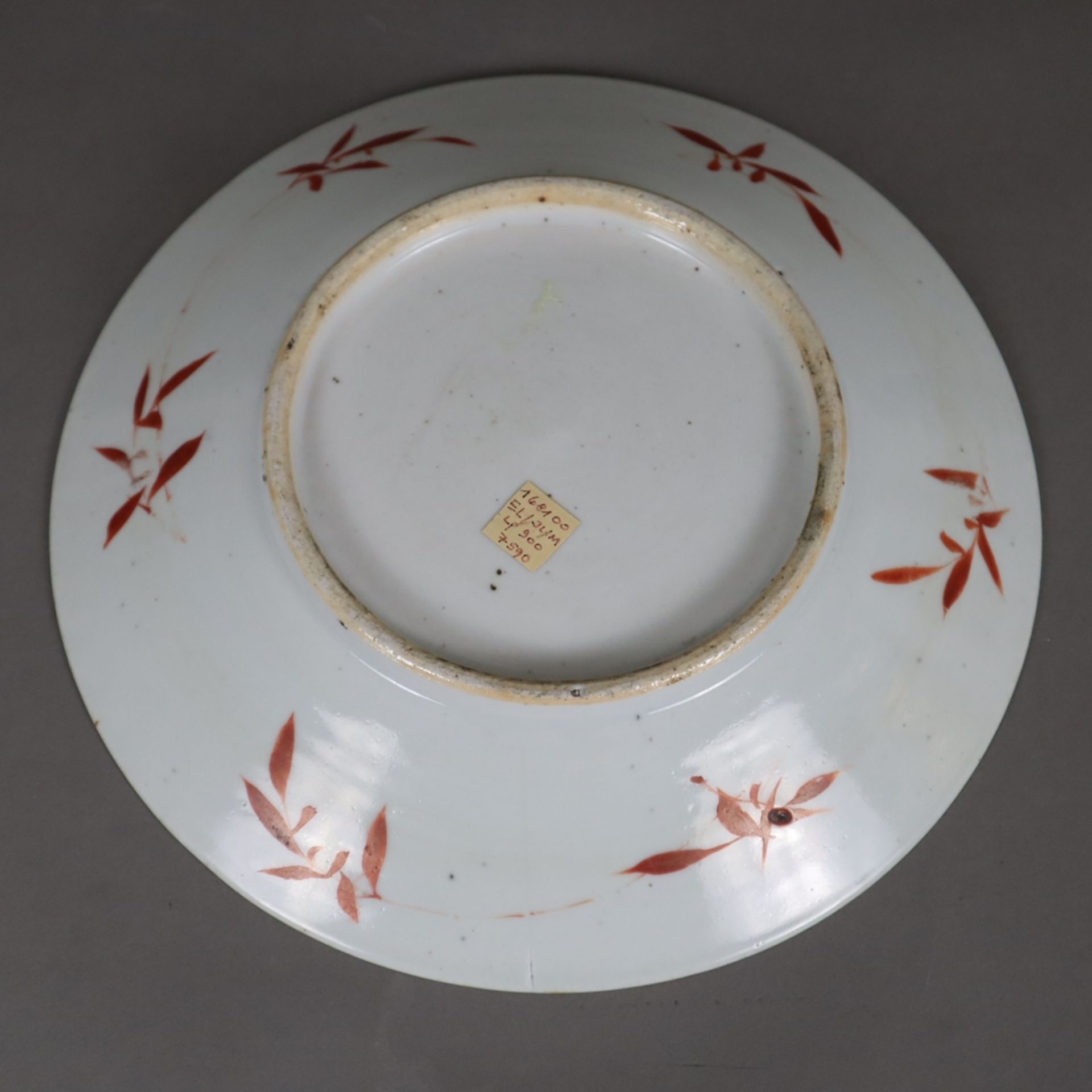 Seltener Teller mit Lotosmotiv - China, ausgehende Qing-Dynastie, 19./20.Jh., Porzellan mit Lotosra - Image 6 of 8