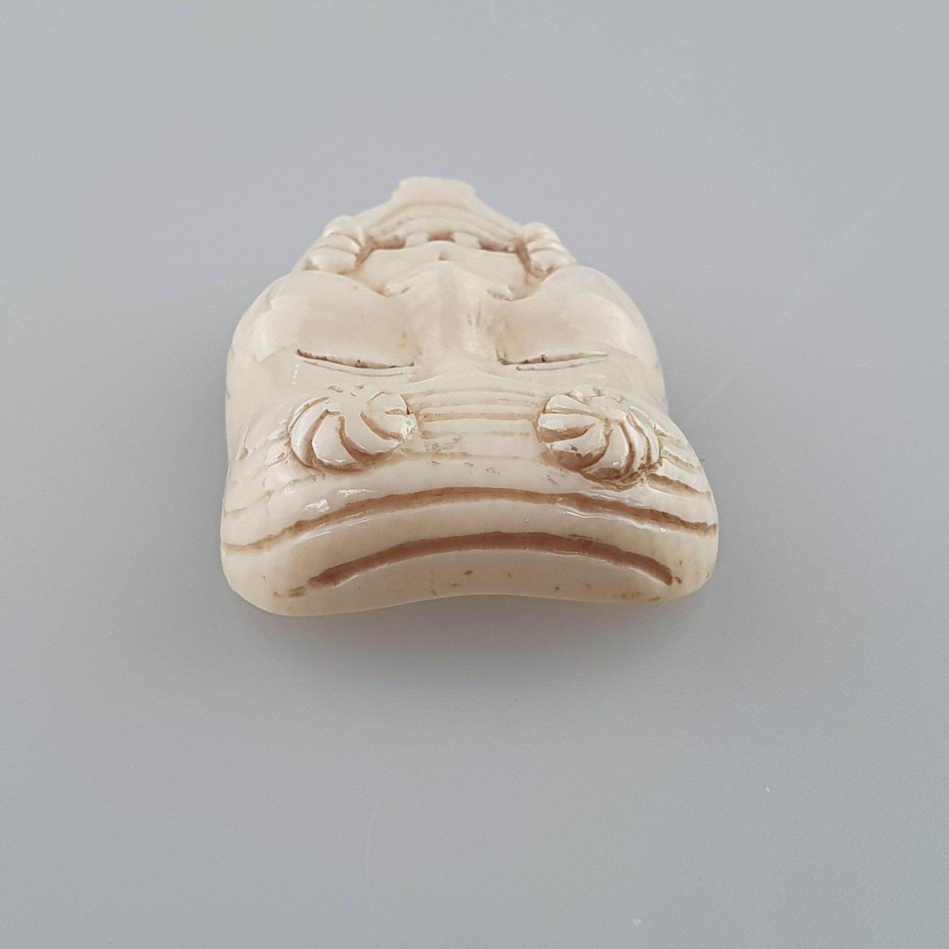 Kleine Nō-Maske / Okimono- Elfenbein fein geschnitzt und graviert, Nō-Maske vom Typ Okina (Darstell - Image 4 of 6